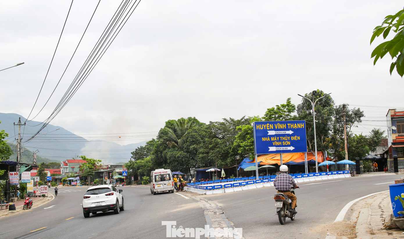 Điểm giao nhau giữa tuyến đường kết nối với các tỉnh Tây Nguyên (bên trái); tuyến đường chạy về huyện miền núi Vĩnh Thạnh (Bình Định). Ảnh: Trương Định
