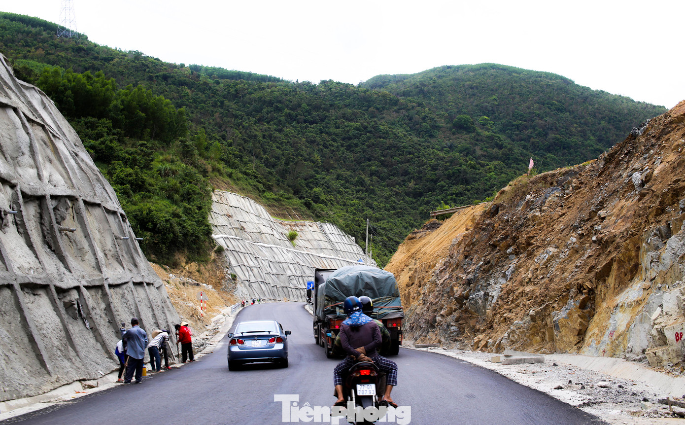 Dự án Tăng cường kết nối giao thông khu vực Tây Nguyên là dự án giao thông có ý nghĩa, mang lại lợi ích rất lớn.Tuyến đường kết nối tạo điều kiện phát triển kinh tế - xã hội, bảo đảm quốc phòng - an ninh cho các tỉnh Tây Nguyên và các tỉnh miền Trung. Ảnh: Trương Định