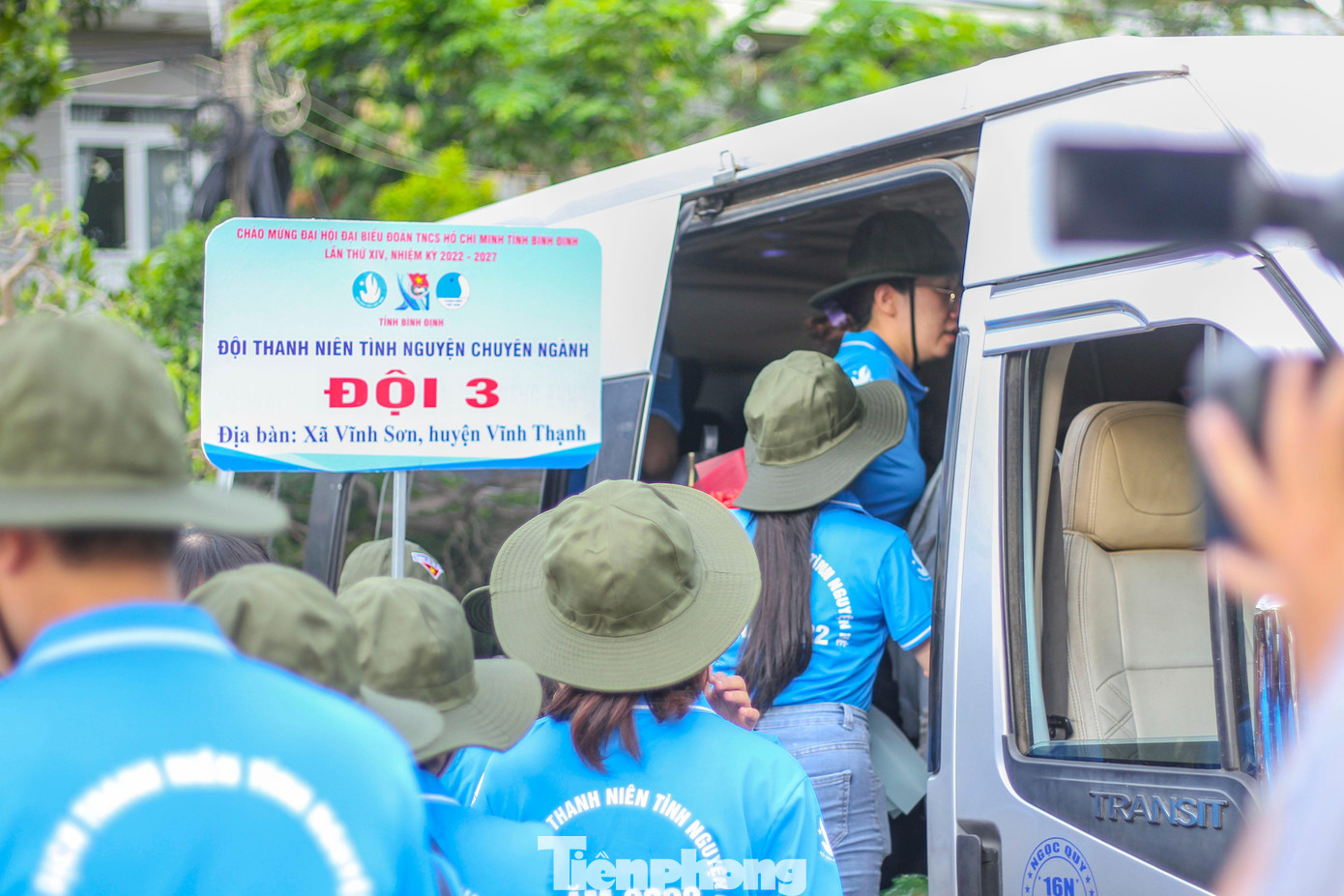 Các đội TNTN di chuyển lên xe để tới các địa bàn. Ảnh: Trương Định