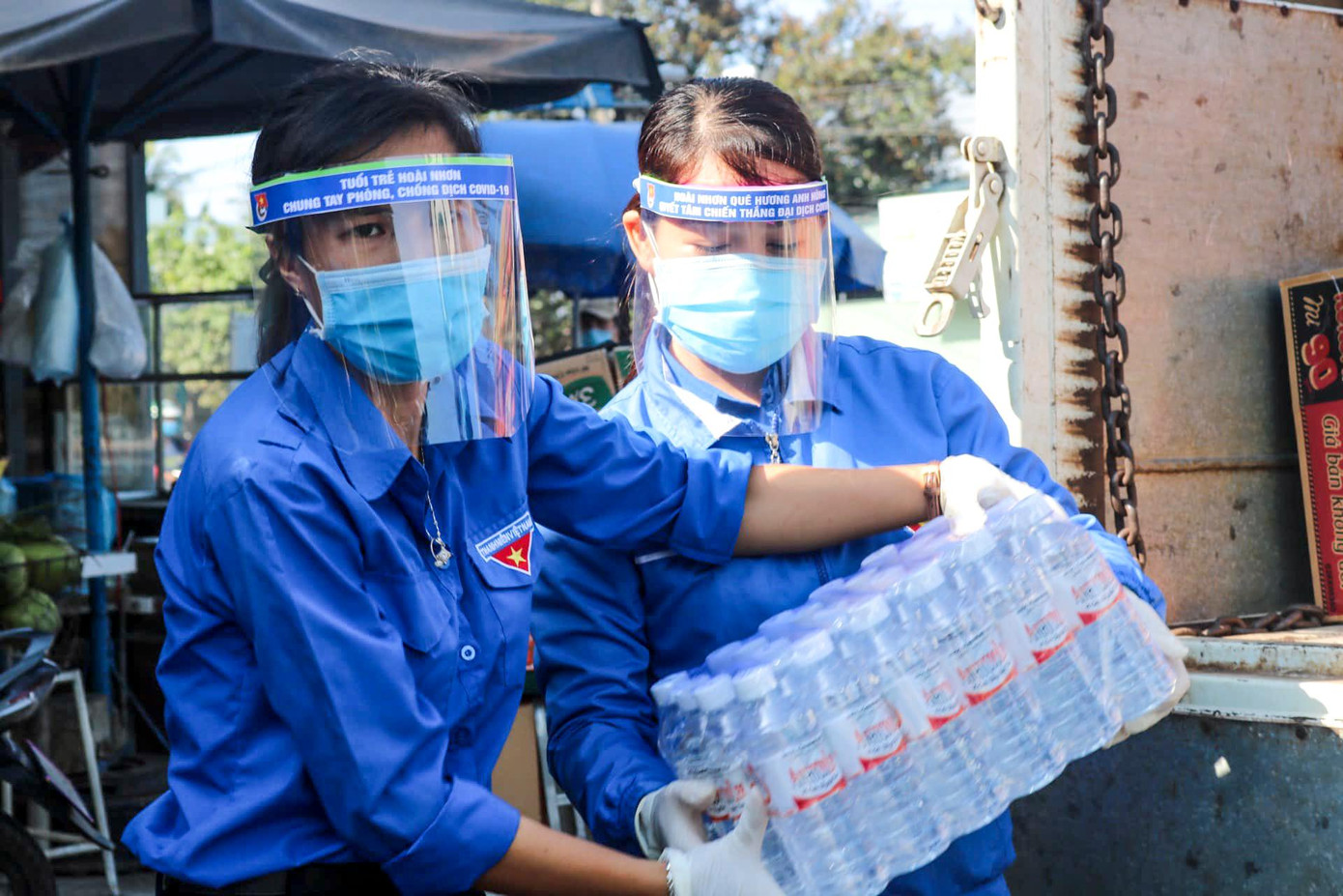 Chị Huỳnh Thị Bích Trang – Phó Bí thư Thị Đoàn Hoài Nhơn cho hay, từ ngày thị xã xuất hiện ca dịch đầu tiên, thị Đoàn đã chỉ đạo các cơ sở thành lập các đội thanh niên tình nguyện cắt cử ngày đêm trực tại các chốt cùng với lực lượng dân quân, công an, y tế để hỗ trợ đo thân nhiệt, hướng dẫn người dân, các phương tiện giao thông khi đi qua địa bàn tỉnh khai báo y tế. Chị Huỳnh Thị Bích Trang – Phó Bí thư Thị Đoàn Hoài Nhơn cho hay, từ ngày thị xã xuất hiện ca dịch đầu tiên, thị Đoàn đã chỉ đạo các cơ sở thành lập các đội thanh niên tình nguyện cắt cử ngày đêm trực tại các chốt cùng với lực lượng dân quân, công an, y tế để hỗ trợ đo thân nhiệt, hướng dẫn người dân, các phương tiện giao thông khi đi qua địa bàn tỉnh khai báo y tế.