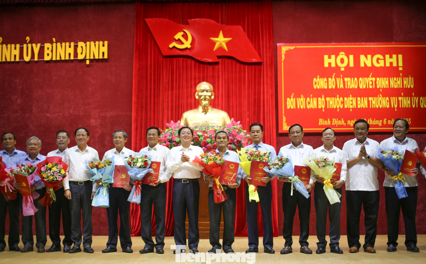 Cán bộ thuộc diện Ban Thường vụ Tỉnh ủy Bình Định quản lý tự nguyện xin nghỉ hưu trước tuổi. Ảnh: Trương Định