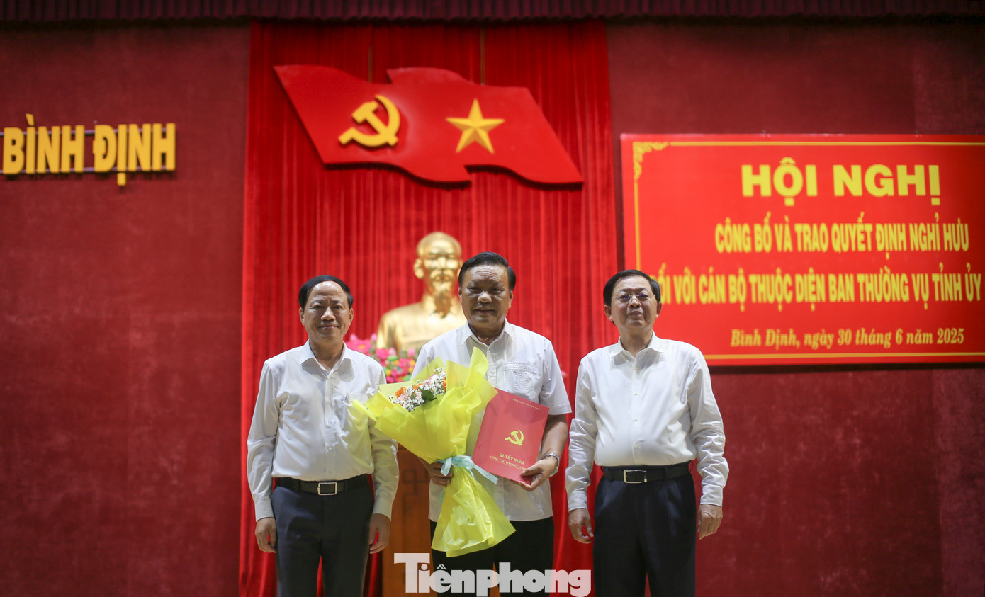 Ông Lê Kim Toàn - Phó Bí thư Thường trực Tỉnh ủy, Trưởng đoàn Đại biểu Quốc hội tỉnh Bình Định nghỉ hưu trước tuổi theo nguyện vọng cá nhân. Ảnh: Trương Định