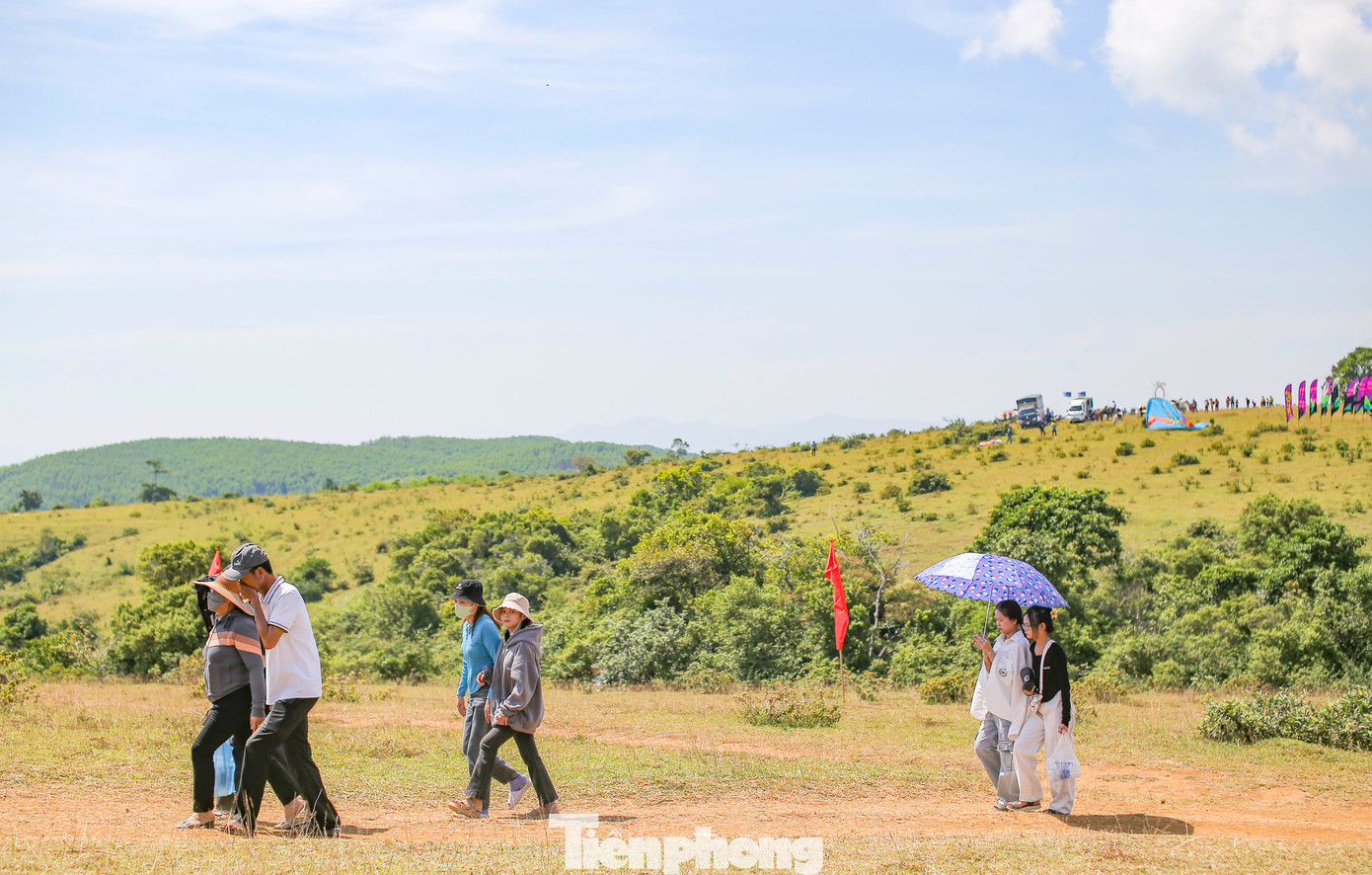 Chị Trúc Vy (31 tuổi, TP. Quy Nhơn) chia sẻ là người địa phương nhưng đây là đầu đặt chân đến cao nguyên La Vuông. Lâu nay xem thông tin, hình ảnh giới thiệu về vùng đất này nên muốn đến tham quan, trải nghiệm. Ảnh: Trương Định. Chị Trúc Vy (31 tuổi, TP. Quy Nhơn) chia sẻ là người địa phương nhưng đây là đầu đặt chân đến cao nguyên La Vuông. Lâu nay xem thông tin, hình ảnh giới thiệu về vùng đất này nên muốn đến tham quan, trải nghiệm. Ảnh: Trương Định.