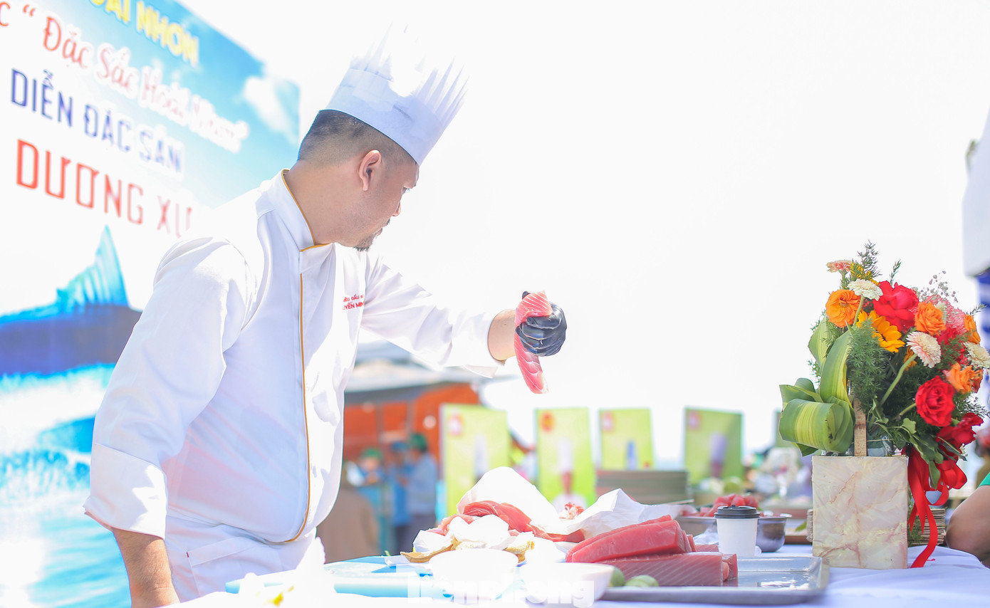 Tại ngày hội sẽ diễn ra nhiều hoạt động như diễu hành đường phố Rồng Xanh La Vuông, chương trình nghệ thuật La Vuông – Cao nguyên xanh vẫy gọi, trưng bày các gian hàng sản phẩm Ocop, ẩm thực đặc trưng, trình diễn các sản vật nổi bật, tham quan các điểm check-in, các điểm đến du lịch tại ngày hội, chương trình biểu diễn của nhạc sĩ, ca sĩ, ban nhạc, nghệ thuật trống, đàn đá, múa Chăm, các môn thể thao, trò chơi dân gian... Ảnh: Trương Định. Tại ngày hội sẽ diễn ra nhiều hoạt động như diễu hành đường phố Rồng Xanh La Vuông, chương trình nghệ thuật La Vuông – Cao nguyên xanh vẫy gọi, trưng bày các gian hàng sản phẩm Ocop, ẩm thực đặc trưng, trình diễn các sản vật nổi bật, tham quan các điểm check-in, các điểm đến du lịch tại ngày hội, chương trình biểu diễn của nhạc sĩ, ca sĩ, ban nhạc, nghệ thuật trống, đàn đá, múa Chăm, các môn thể thao, trò chơi dân gian... Ảnh: Trương Định.