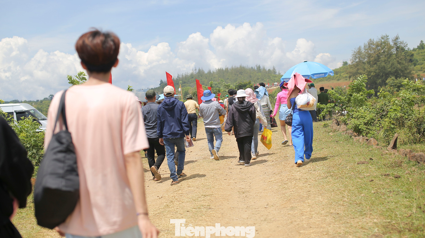 Dòng người, xe cộ nối đuôi nhau lên cao nguyên La Vuông mỗi lúc một đông. Ảnh: Trương Định Dòng người, xe cộ nối đuôi nhau lên cao nguyên La Vuông mỗi lúc một đông. Ảnh: Trương Định