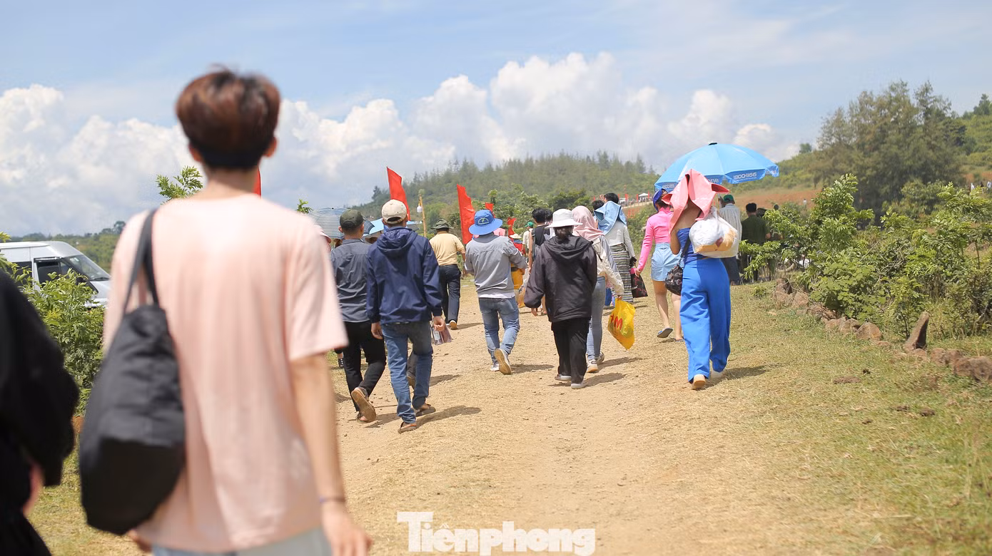 Dòng người, xe cộ nối đuôi nhau lên cao nguyên La Vuông mỗi lúc một đông. Ảnh: Trương Định