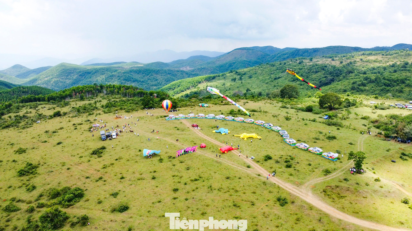 Cao nguyên La Vuông trải rộng trên địa bàn xã Hoài Sơn, Hoài Châu Bắc, thị xã Hoài Nhơn, nằm ở độ cao trên 700 m so với mực nước biển. Tên gọi La Vuông theo tiếng Pháp “La Voul” nghĩa là điều ước, tên gọi từ đầu thế kỷ XX, khi người Pháp đặt chân đến vùng đất này. Ảnh: Trương Định. Cao nguyên La Vuông trải rộng trên địa bàn xã Hoài Sơn, Hoài Châu Bắc, thị xã Hoài Nhơn, nằm ở độ cao trên 700 m so với mực nước biển. Tên gọi La Vuông theo tiếng Pháp “La Voul” nghĩa là điều ước, tên gọi từ đầu thế kỷ XX, khi người Pháp đặt chân đến vùng đất này. Ảnh: Trương Định.