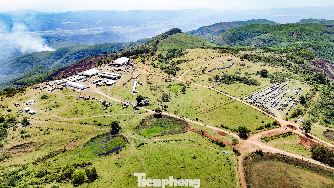 Theo lãnh đạo UBND thị xã Hoài Nhơn, cao nguyên La Vuông cách đây 3 tháng còn rất hoang sơ, chưa có điện, cơ sở hạ tầng chưa hoàn thiện, cũng chưa có dịch vụ du lịch nhưng giờ đã mang diện mạo mới. Ảnh: Trương Định. Theo lãnh đạo UBND thị xã Hoài Nhơn, cao nguyên La Vuông cách đây 3 tháng còn rất hoang sơ, chưa có điện, cơ sở hạ tầng chưa hoàn thiện, cũng chưa có dịch vụ du lịch nhưng giờ đã mang diện mạo mới. Ảnh: Trương Định.