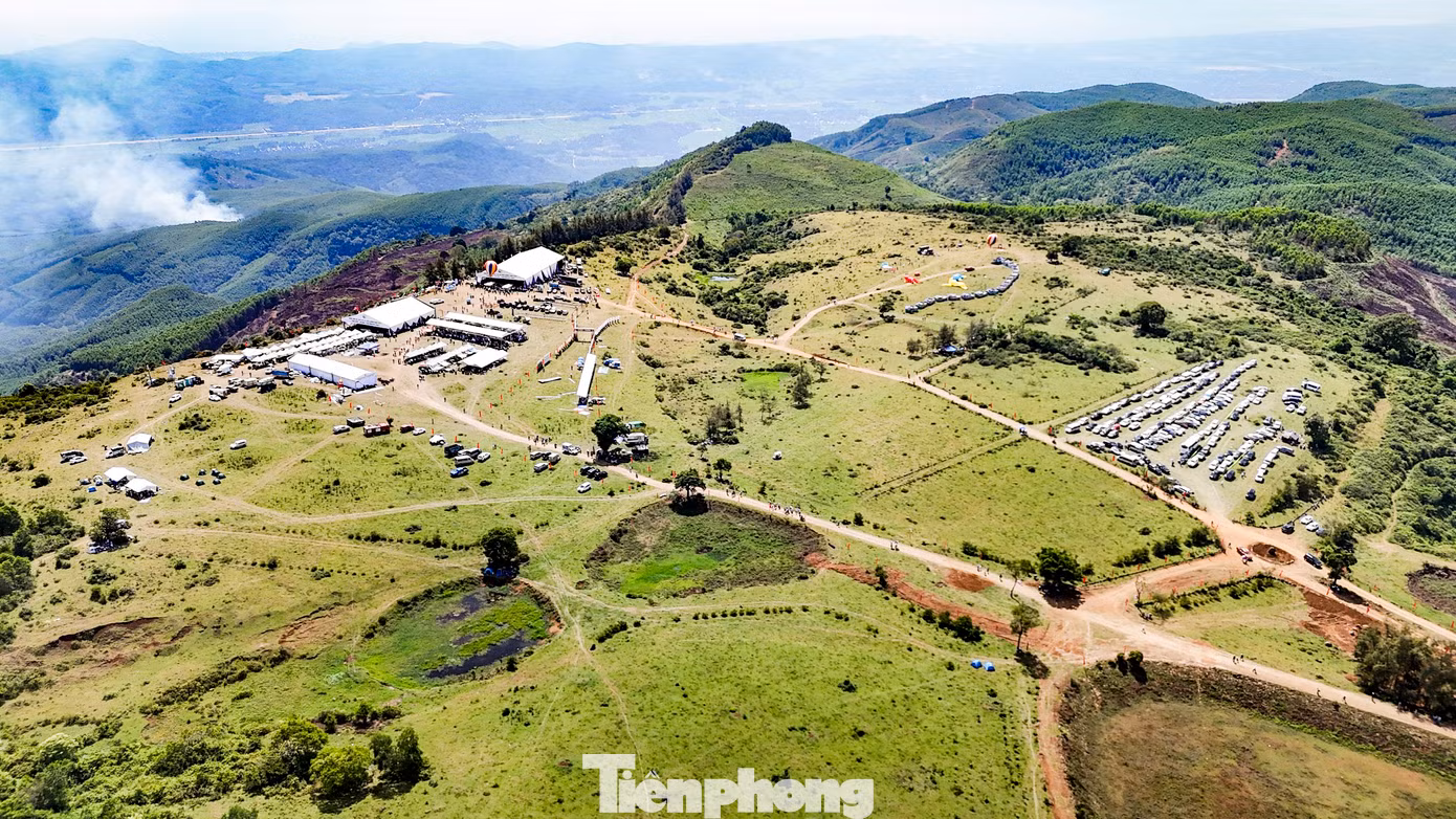 Theo lãnh đạo UBND thị xã Hoài Nhơn, cao nguyên La Vuông cách đây 3 tháng còn rất hoang sơ, chưa có điện, cơ sở hạ tầng chưa hoàn thiện, cũng chưa có dịch vụ du lịch nhưng giờ đã mang diện mạo mới. Ảnh: Trương Định.
