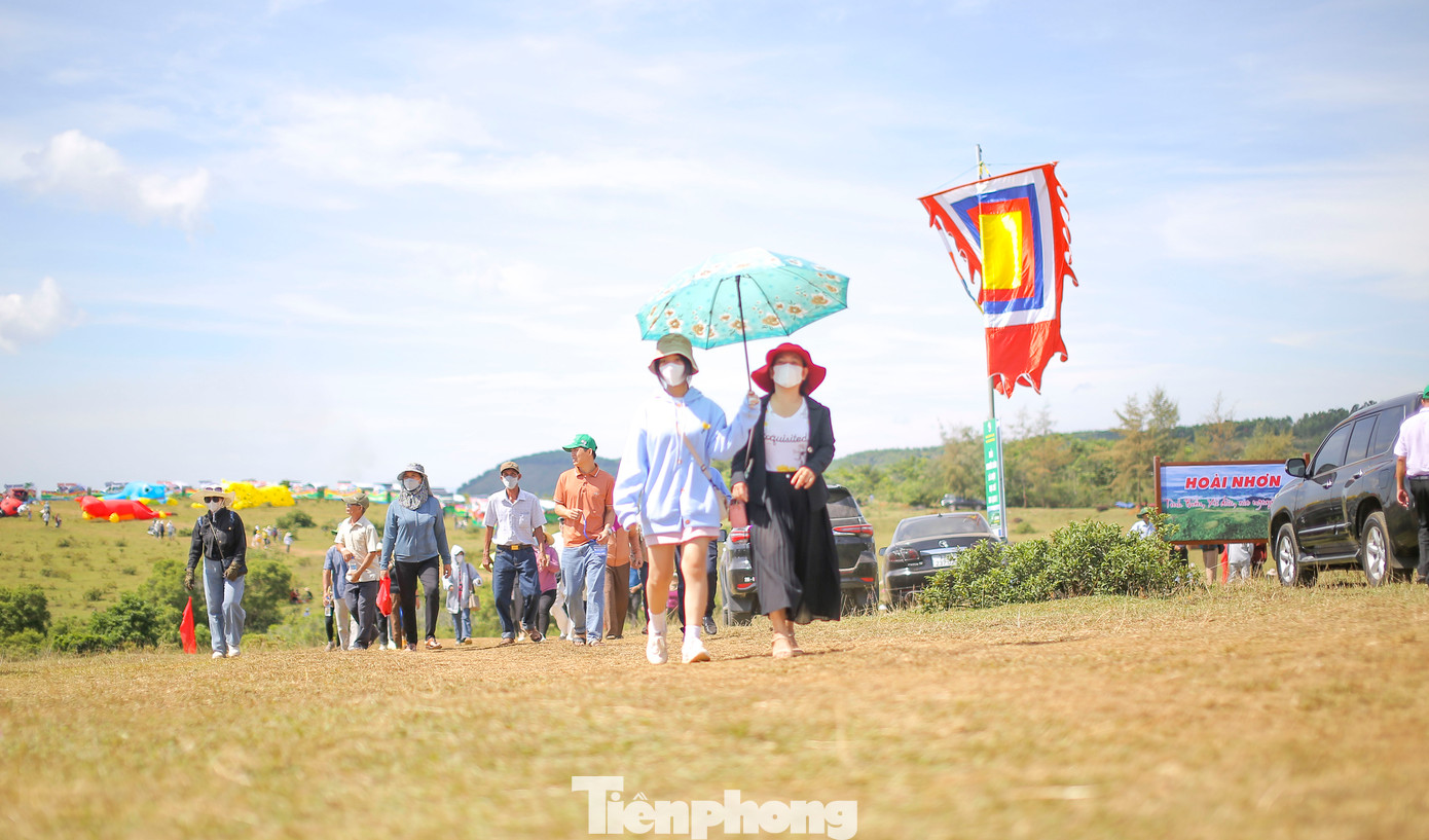 Chị Trúc Vy (31 tuổi, TP. Quy Nhơn) chia sẻ là người địa phương nhưng đây là đầu đặt chân đến cao nguyên La Vuông. Lâu nay xem thông tin, hình ảnh giới thiệu về vùng đất này nên muốn đến tham quan, trải nghiệm. Ảnh: Trương Định. Chị Trúc Vy (31 tuổi, TP. Quy Nhơn) chia sẻ là người địa phương nhưng đây là đầu đặt chân đến cao nguyên La Vuông. Lâu nay xem thông tin, hình ảnh giới thiệu về vùng đất này nên muốn đến tham quan, trải nghiệm. Ảnh: Trương Định.