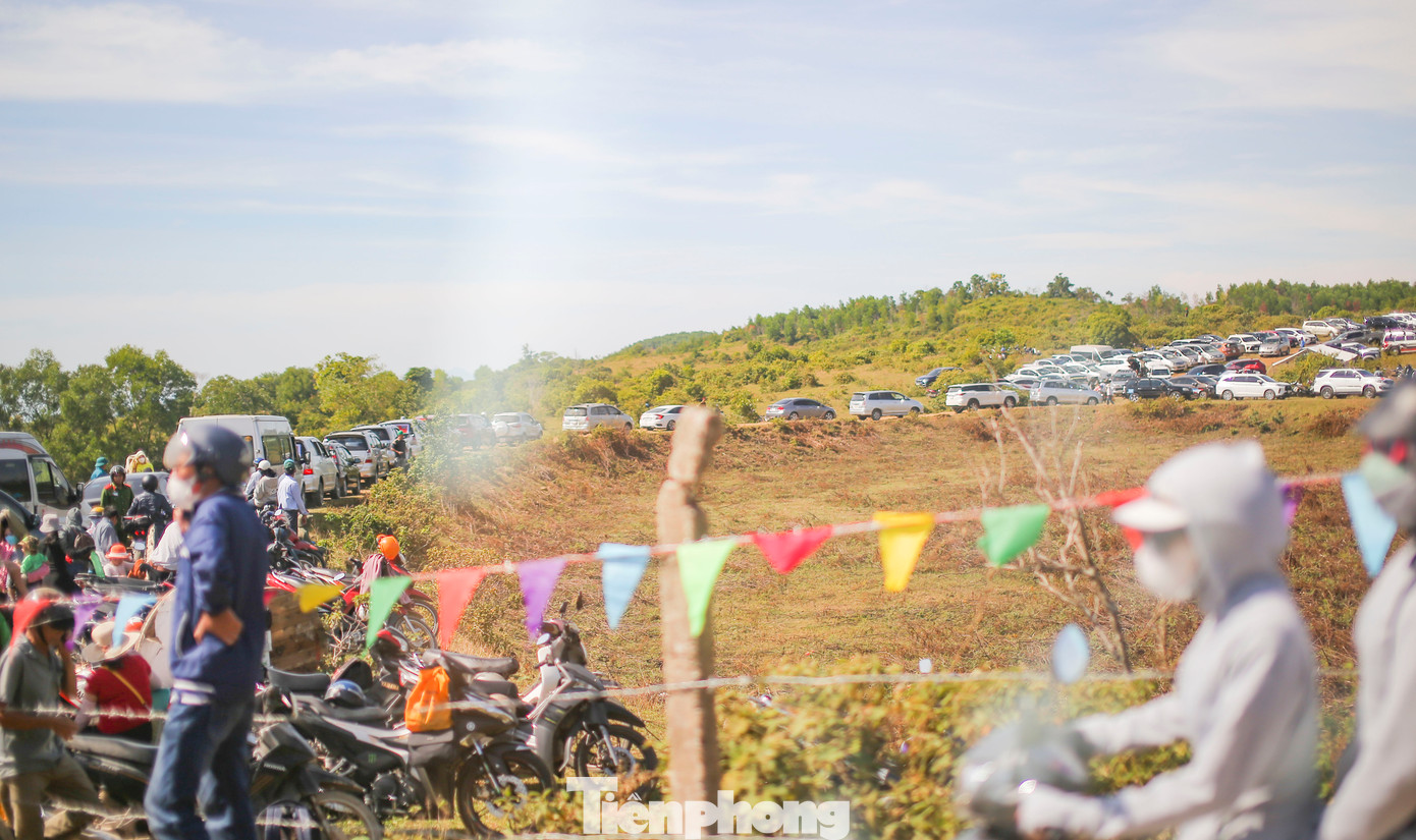 Dòng người khám phá cao nguyên La Vuông. Ảnh: Trương Định. Dòng người khám phá cao nguyên La Vuông. Ảnh: Trương Định.