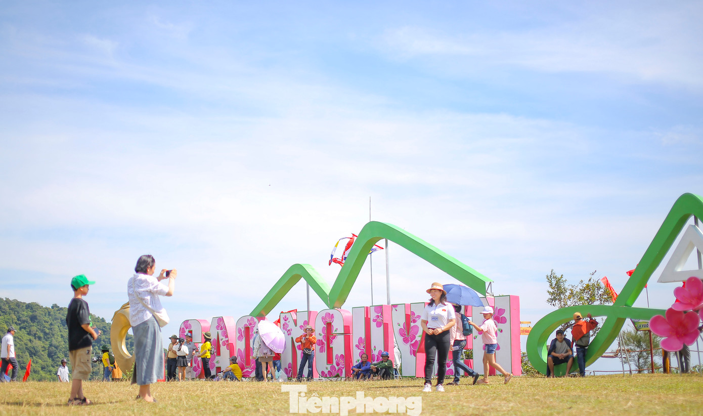 Ngày 31/8, đông đảo người dân và du khách dự khai mạc Ngày hội Du lịch thị xã Hoài Nhơn - Bình Định với chủ đề La Vuông – cao nguyên xanh vẫy gọi năm 2024. Ảnh: Trương Định. Ngày 31/8, đông đảo người dân và du khách dự khai mạc Ngày hội Du lịch thị xã Hoài Nhơn - Bình Định với chủ đề La Vuông – cao nguyên xanh vẫy gọi năm 2024. Ảnh: Trương Định.