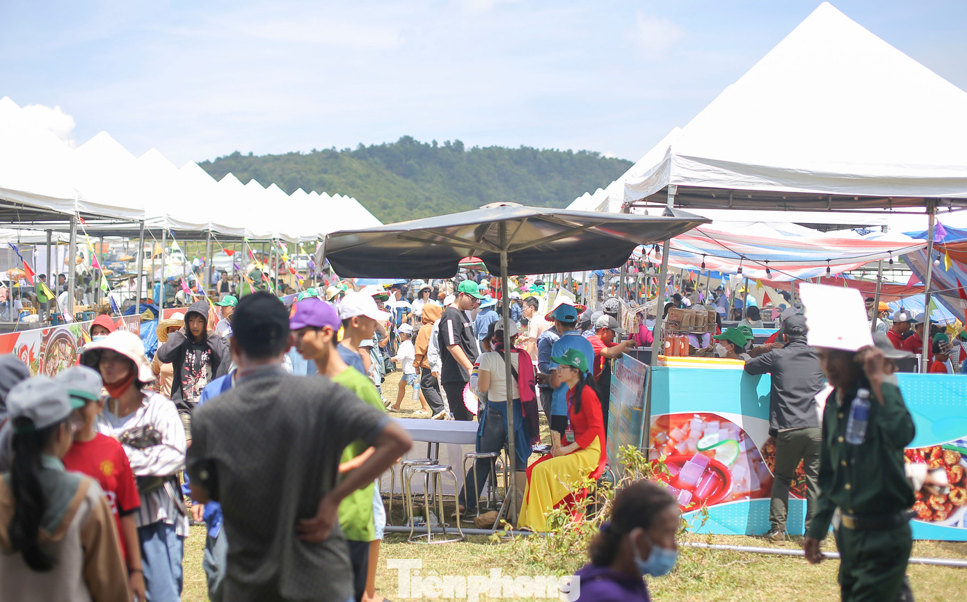 "Biển người" chen chân tại các khu trưng bày sản phẩm Ocop, ẩm thực. Ảnh: Trương Định "Biển người" chen chân tại các khu trưng bày sản phẩm Ocop, ẩm thực. Ảnh: Trương Định