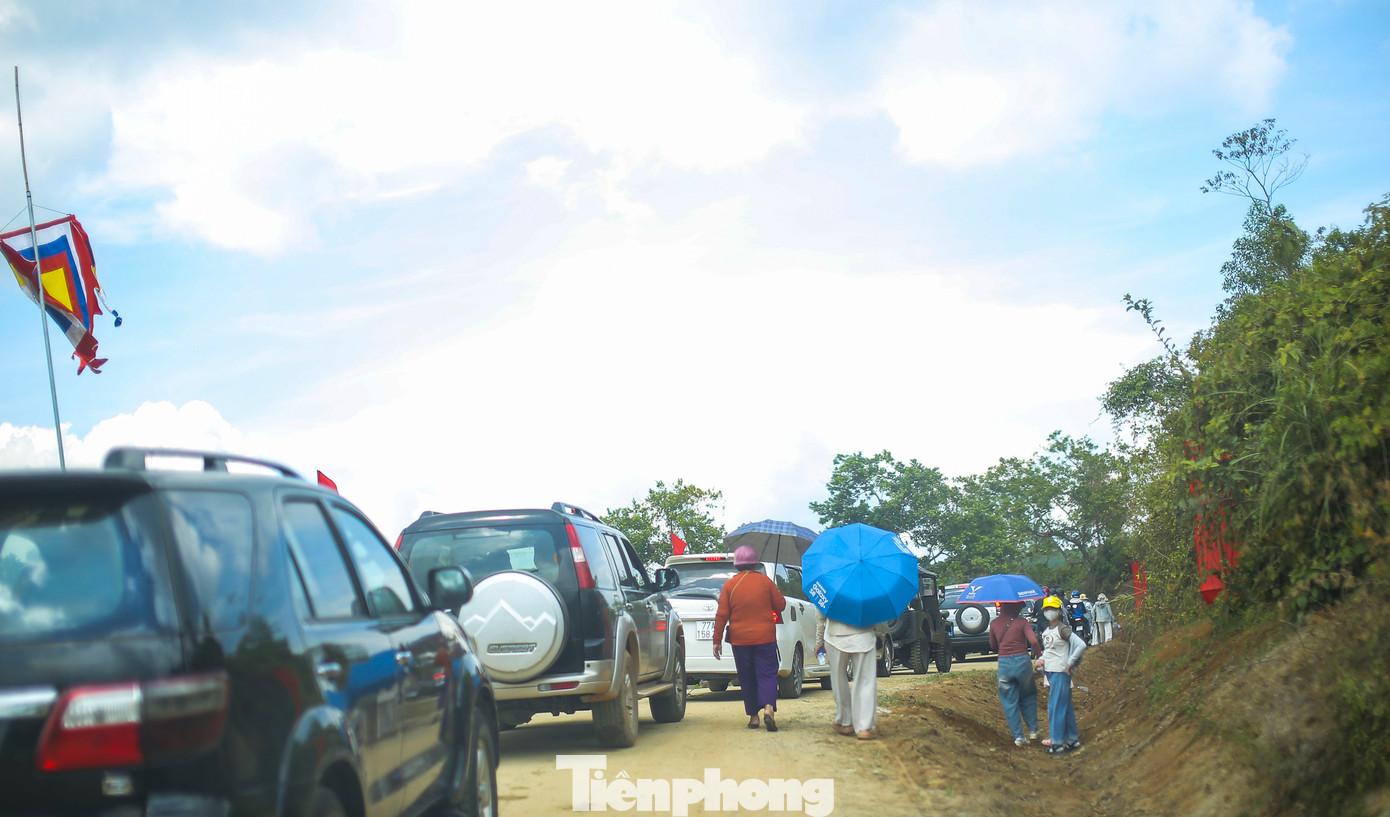 Dòng người, xe cộ nối đuôi nhau lên cao nguyên La Vuông mỗi lúc một đông. Ảnh: Trương Định Dòng người, xe cộ nối đuôi nhau lên cao nguyên La Vuông mỗi lúc một đông. Ảnh: Trương Định