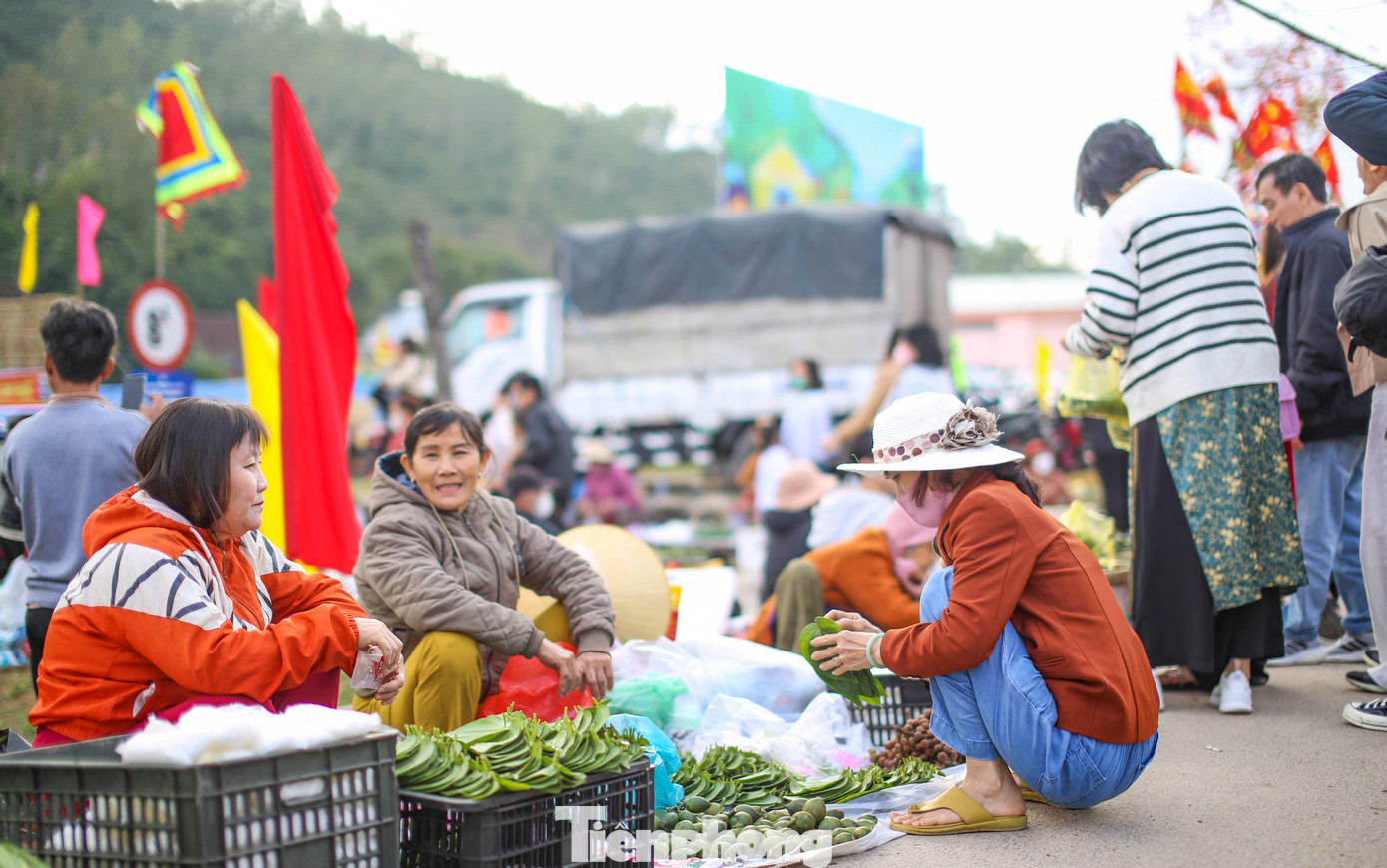 Bà Phạm Thị Hạnh (46 tuổi, thị trấn Tuy Phước) chia sẻ, bà đi chợ Gò cũng gần 30 năm nay, vì tâm niệm vừa du xuân đầu năm mới vừa mua lộc về nhà, cầu những điều may mắn đến gia đình. Ảnh: Trương Định
