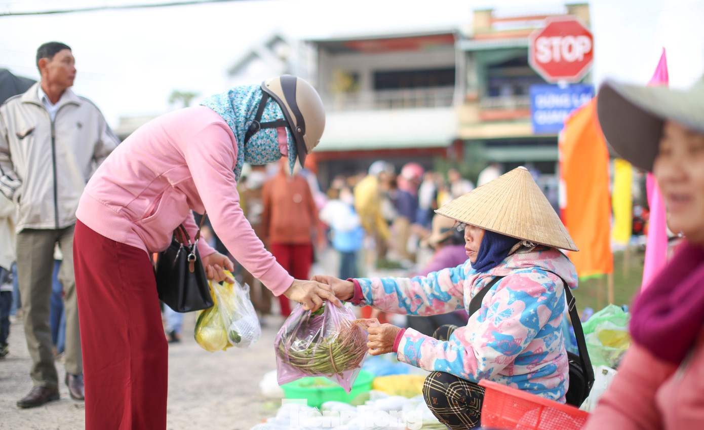 Điểm thú vị ở phiên chợ Gò là người bán, người mua luôn dành cho nhau nụ cười niềm nở, tay bắt mặt mừng, không mặc cả về giá. Ảnh: Trương Định