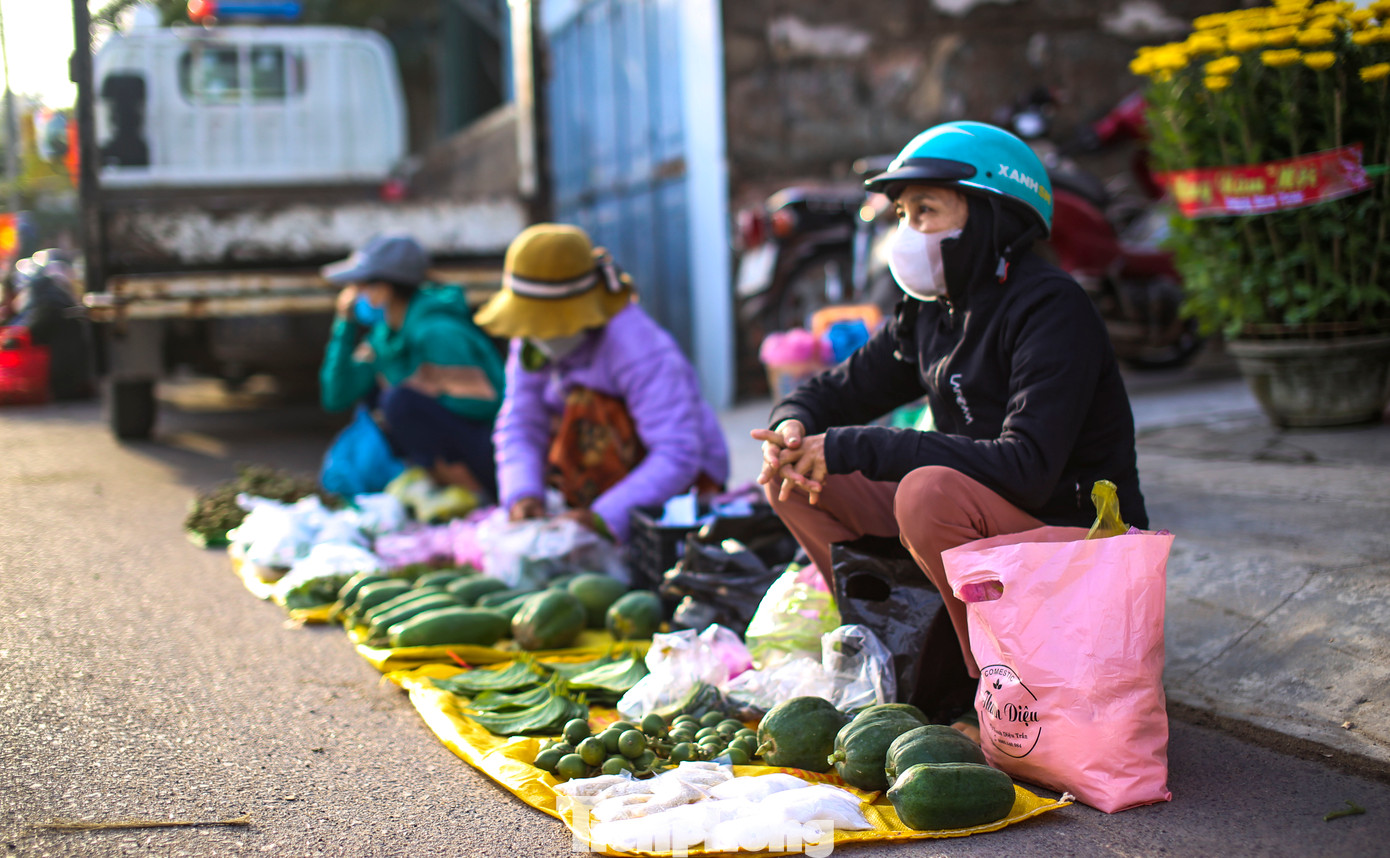 5h sáng, bà Phan Thị Ngọc Lệ (56 tuổi, xã Phước Hiệp, huyện Tuy Phước) mang theo trầu cau, muối đến chợ Gò bán lấy lộc đầu năm. Bà Lệ nói công việc đã thành quen, dù chẳng phải buôn bán ngoài chợ thường ngày, nhưng cứ dịp mùng 1 Tết cũng tranh thủ dậy sớm mang ít sản vật của nhà trồng được để mang ra chợ bán lấy lộc đầu năm. Ảnh: Trương Định