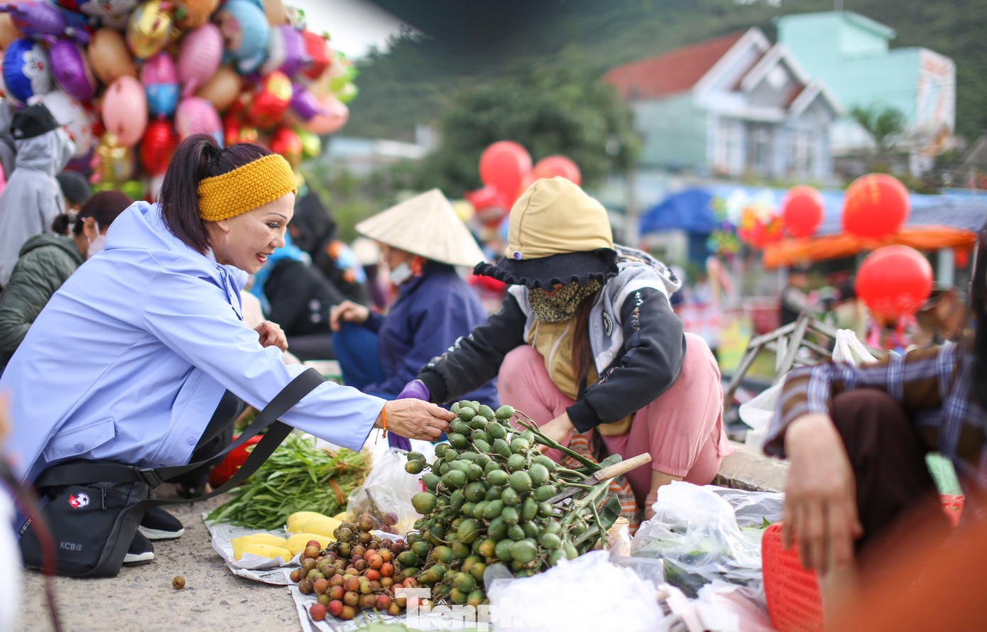 Tương truyền rằng, phiên chợ Gò có hàng trăm năm từ thời nhà Tây Sơn. Đến nay, phiên chợ Gò vẫn tồn tại, gìn giữ nét mộc mạc của một phiên chợ quê truyền thống của người dân, mang theo những ước vọng về một năm mới an vui, hạnh phúc. Ảnh: Trương Định