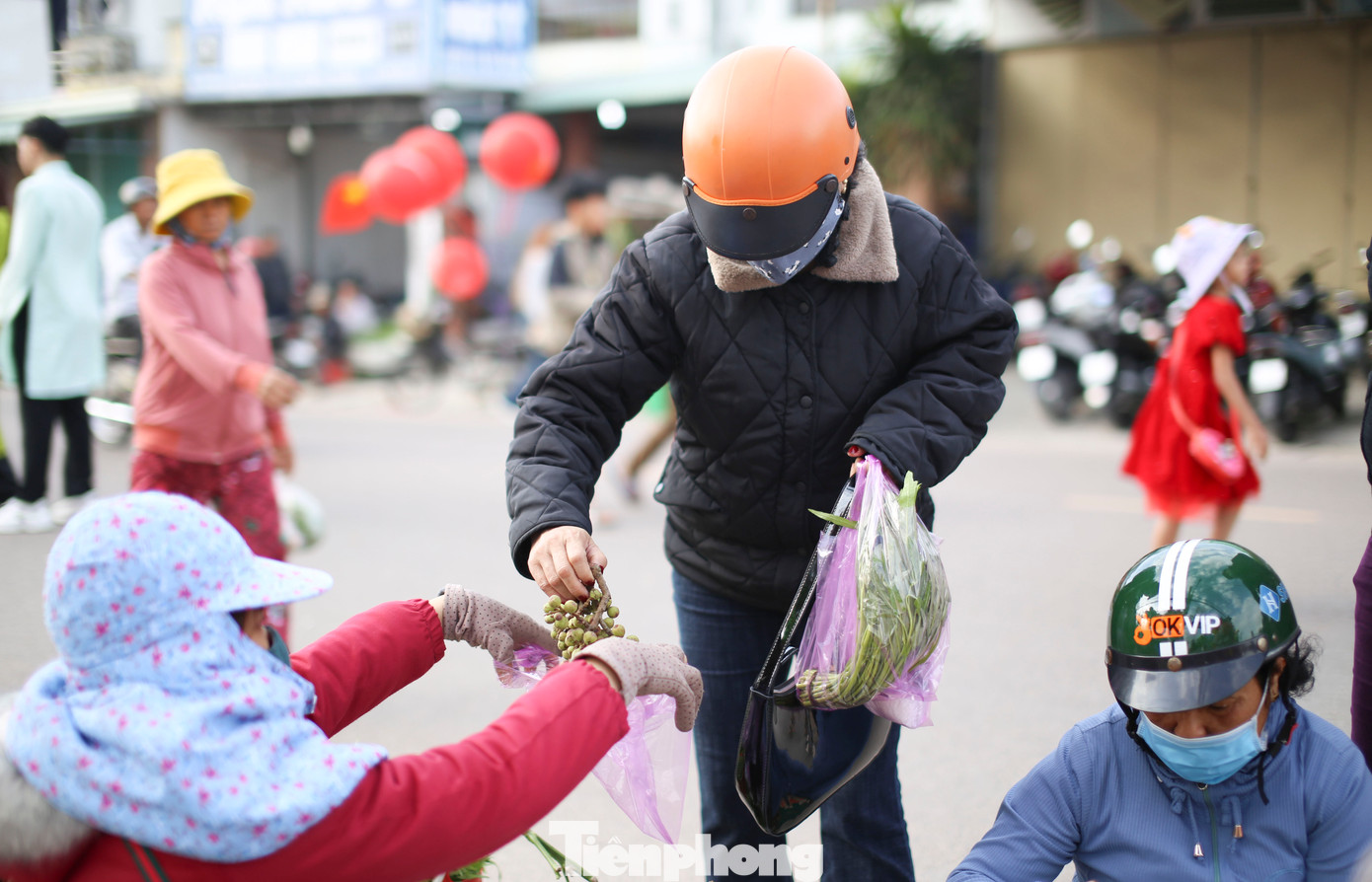 Điểm thú vị ở phiên chợ Gò là người bán, người mua luôn dành cho nhau nụ cười niềm nở, tay bắt mặt mừng, không mặc cả về giá. Ảnh: Trương Định