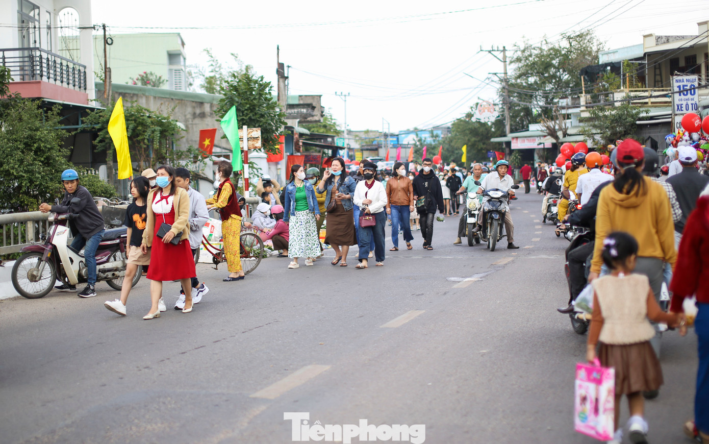 Người dân nô nức đi chợ Gò mùng 1 Tết. Ảnh: Trương Định