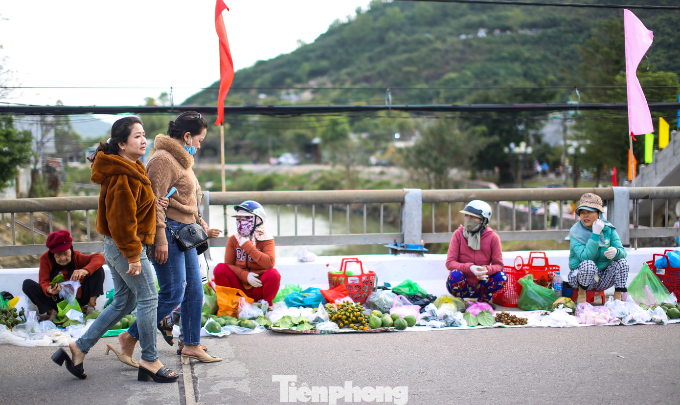 Đầu năm hái lộc cầu duyên / Trầu cau em gánh đi phiên chợ Gò. Hai câu ca dao đã thấm đượm trong tiềm thức của nhiều người dân Tuy Phước nói riêng và quê hương Bình Định nói chung. Chẳng ai bảo ai, hẹn ai, cứ vào sáng mùng 1 Tết Nguyên đán hằng năm, mọi người từ khắp nơi lại cùng nhau trẩy hội chợ Gò, để hái lộc đầu năm. Ảnh: Trương Định
