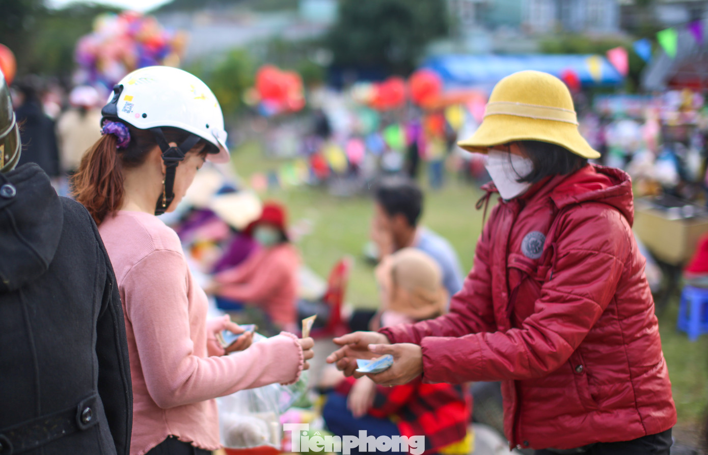 Người dân buôn bán lấy lộc đầu năm. Ảnh: Trương Định