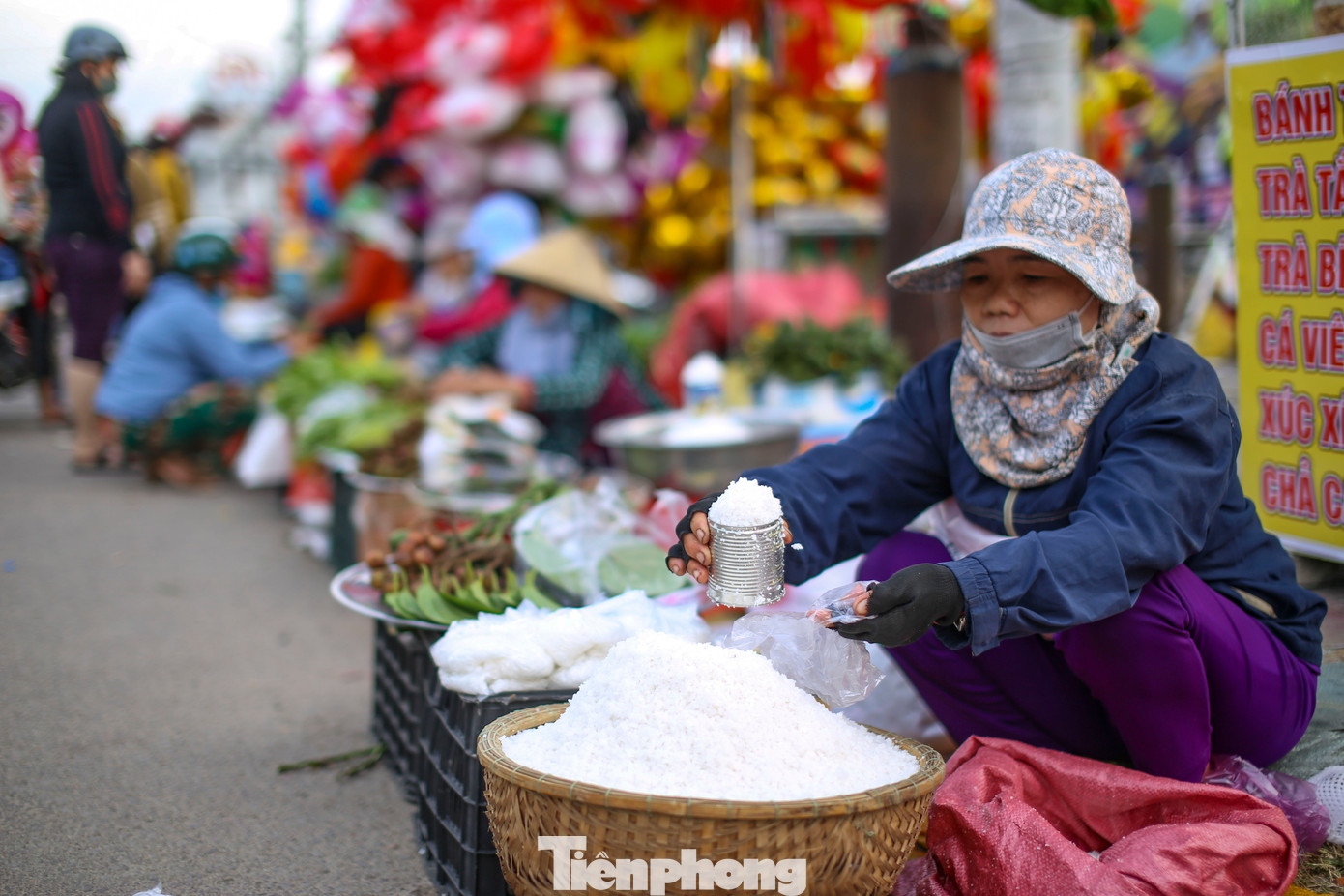 Muối được người dân mang đến bán tại chợ Gò. Ảnh: Trương Định