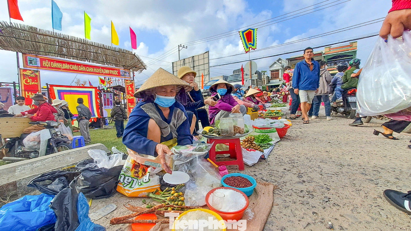Sản phẩm đem đến chợ Gò bán chủ yếu là những mặt hàng do người dân địa phương tự nuôi trồng được, từ mớ rau tươi xanh, quả bí đến thức ăn tươi sống như tôm, cá… nhưng chính vẫn là trầu cau, đu đủ, muối, gạo. Ảnh: Trương Định