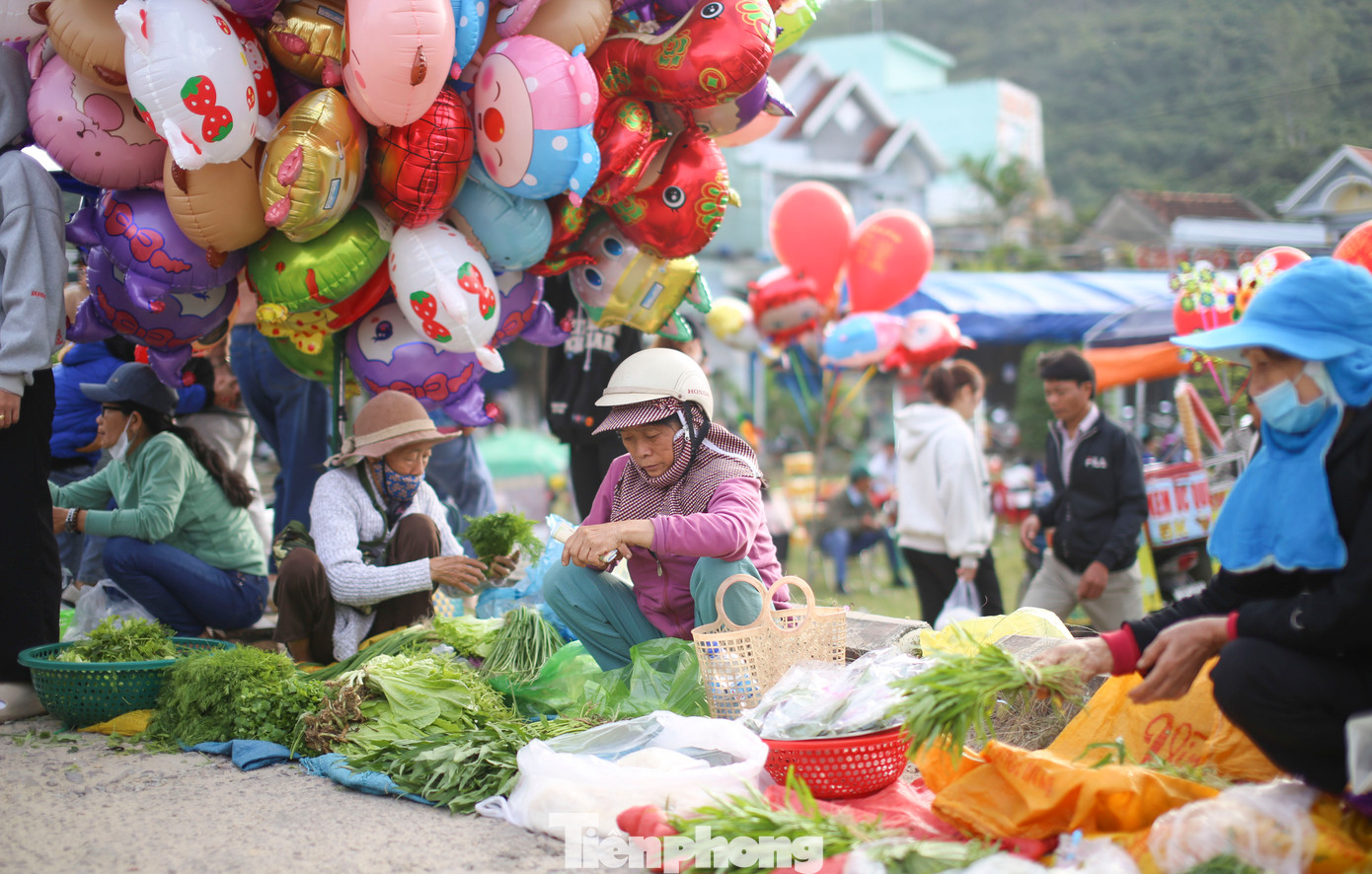 Sản phẩm đem đến chợ Gò bán chủ yếu là những mặt hàng do người dân địa phương tự nuôi trồng được, từ mớ rau tươi xanh, quả bí đến thức ăn tươi sống như tôm, cá… nhưng chính vẫn là trầu cau, đu đủ, muối, gạo. Ảnh: Trương Định