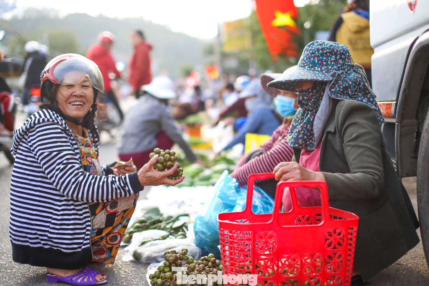 Nét độc đáo ở phiên chợ Gò là việc bán mua ở đây không đặt nặng lời - lỗ, chỉ là dịp để người dân trao đổi tài lộc, may mắn đầu năm. Ảnh: Trương Định