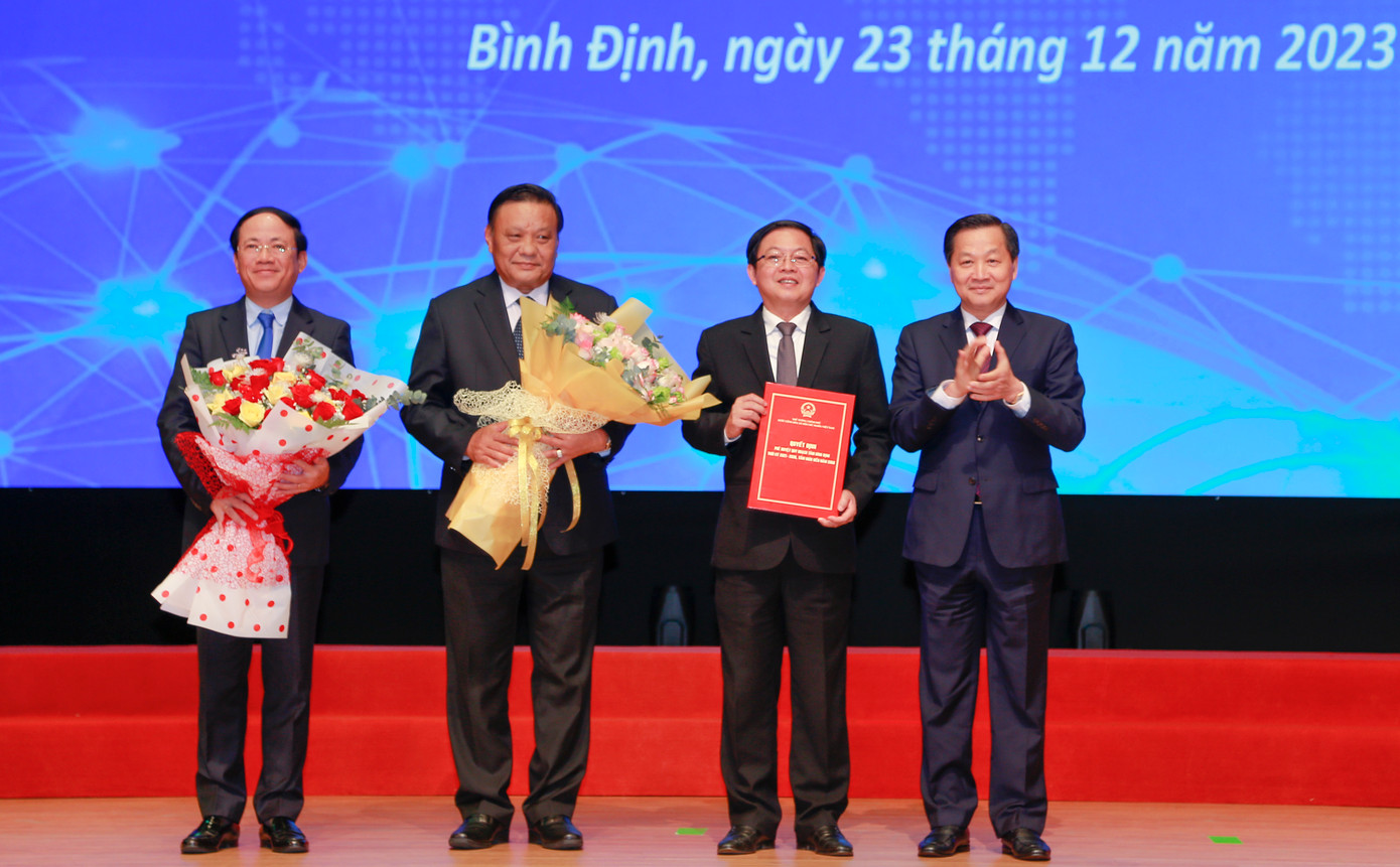 Phó Thủ tướng Lê Minh Khái trao quyết định phê duyệt quy hoạch cho lãnh đạo tỉnh Bình Định. (Ảnh: BTC). Phó Thủ tướng Lê Minh Khái trao quyết định phê duyệt quy hoạch cho lãnh đạo tỉnh Bình Định. (Ảnh: BTC).