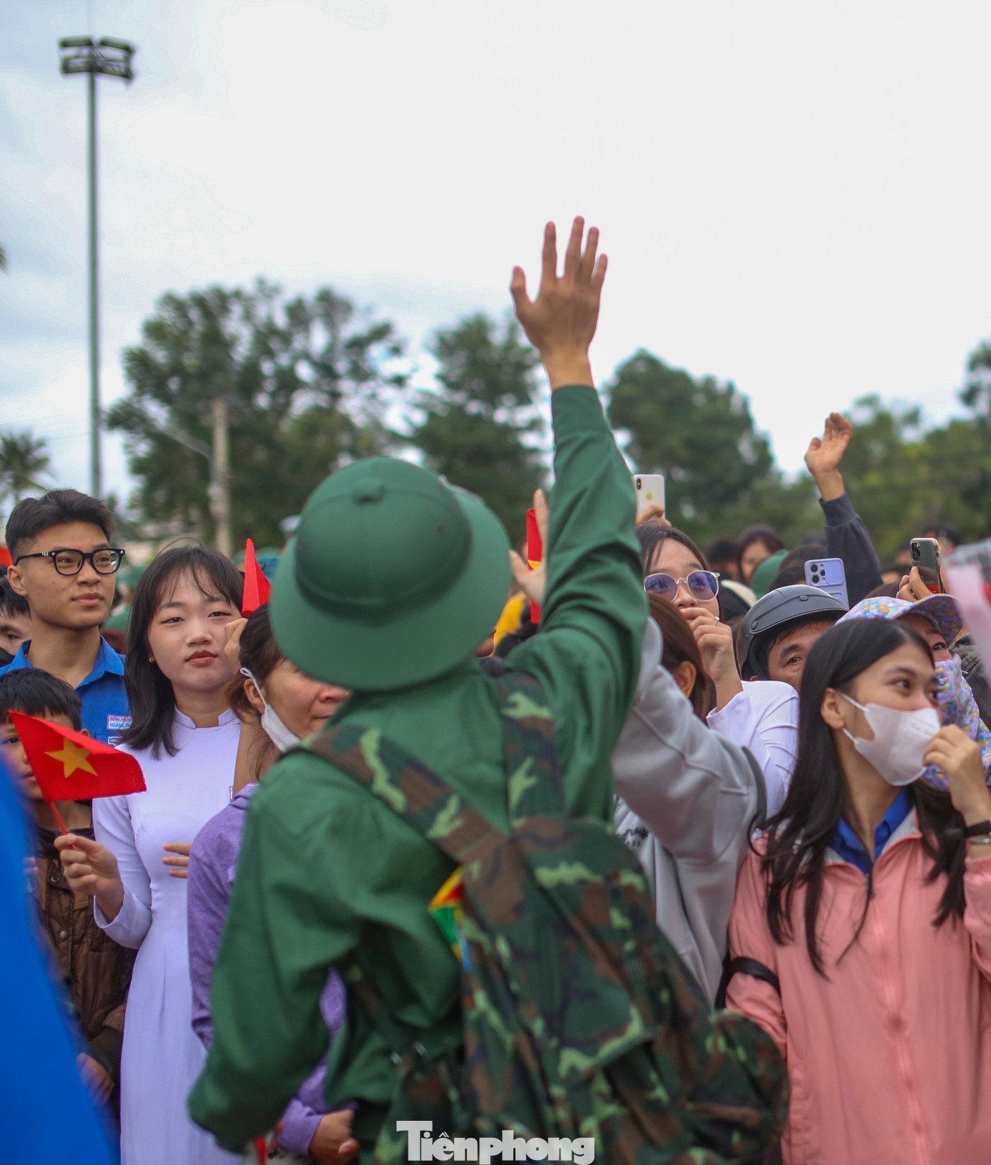 Chia tay gia đình, người thân trước giờ lên đường nhập ngũ, làm nghĩa vụ với Tổ quốc. Ảnh: Trương Định