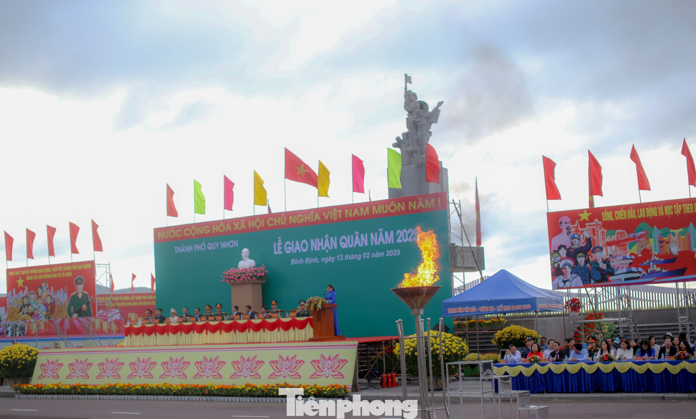 Năm 2025, TP. Quy Nhơn được giao chỉ tiêu tuyển chọn gọi 389 thanh niên nhập ngũ vào quân đội và thực hiện nghĩa vụ tham gia công an nhân dân. Ảnh: Trương Định
