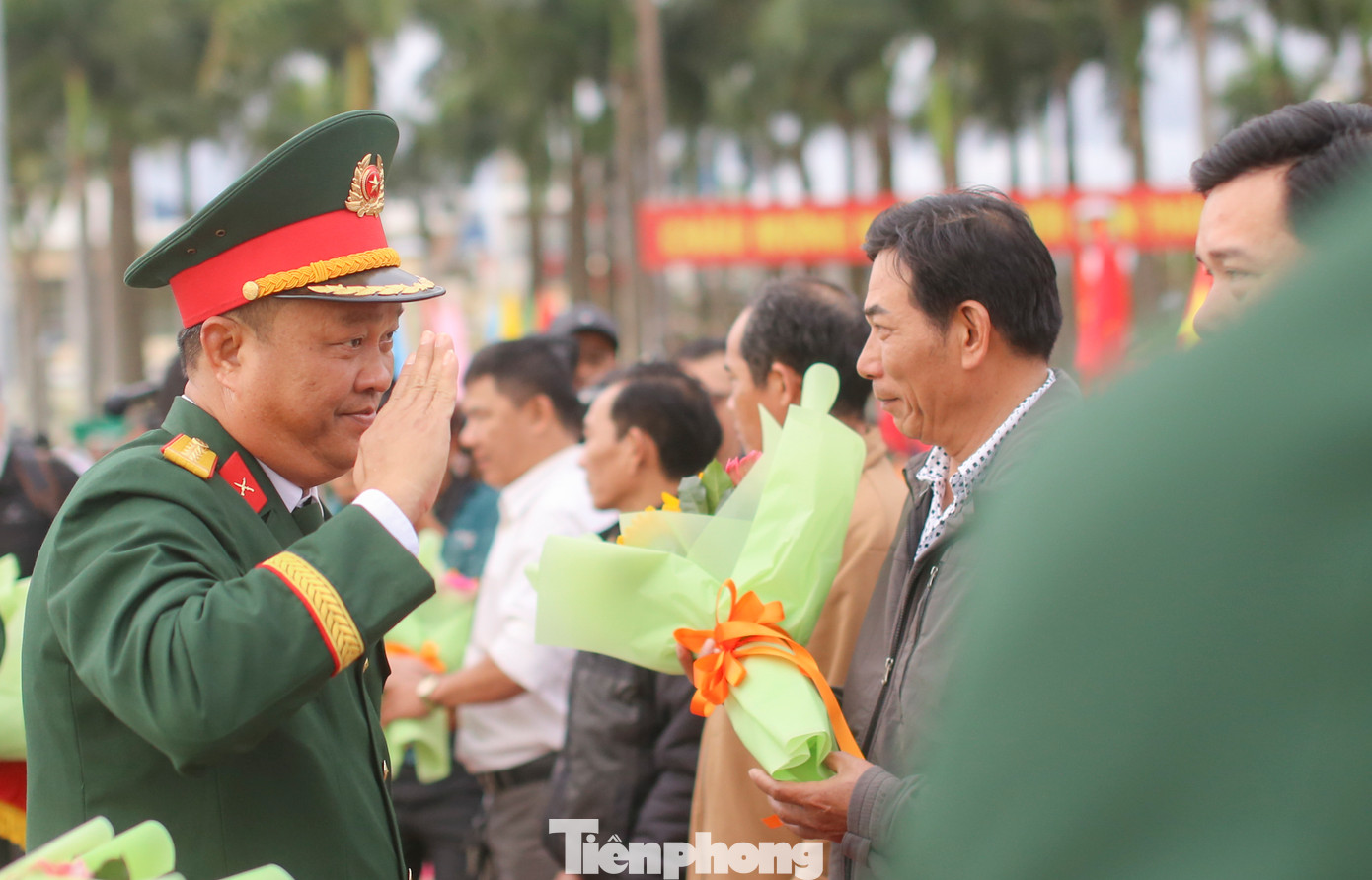Đại tá Trần Thanh Hải - Phó tham mưu trưởng Quân khu 5 biểu dương các gia đình thực hiện tốt Luật Nghĩa vụ quân sự. Ảnh: Trương Định