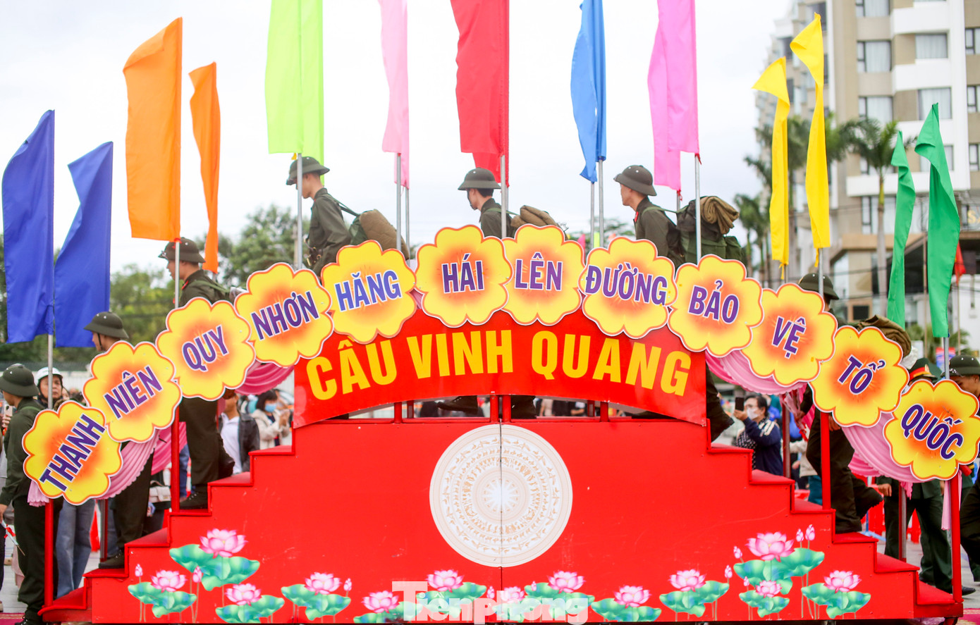 Các thanh niên bước qua cầu vinh quang lên đường làm nghĩa vụ. Ảnh: Trương Định