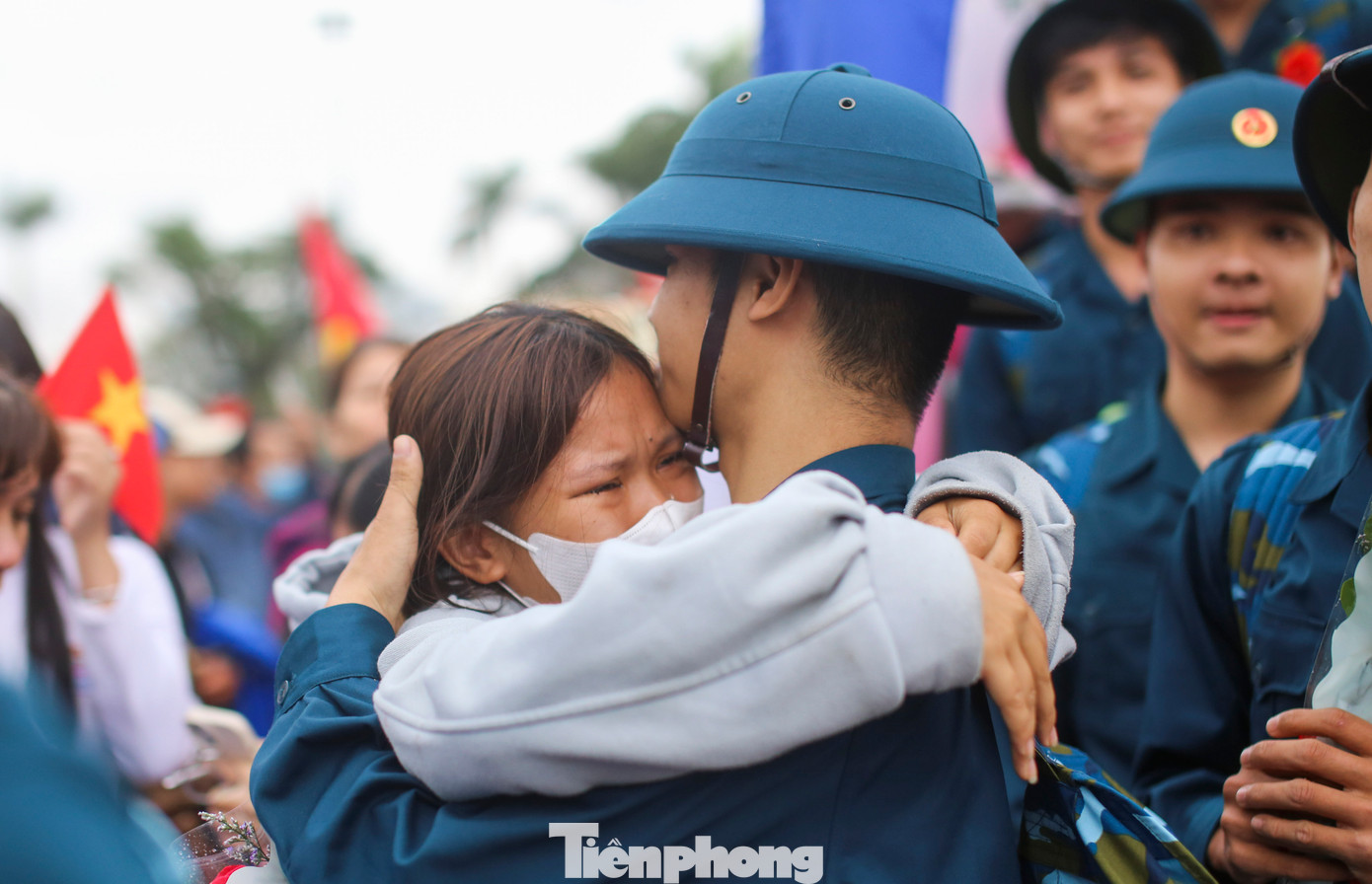 Người thân gia đình dặn dò, động viên các thanh niên trước khi lên đường nhập ngũ, thực hiện nghĩa vụ với Tổ quốc. Ảnh: Trương Định