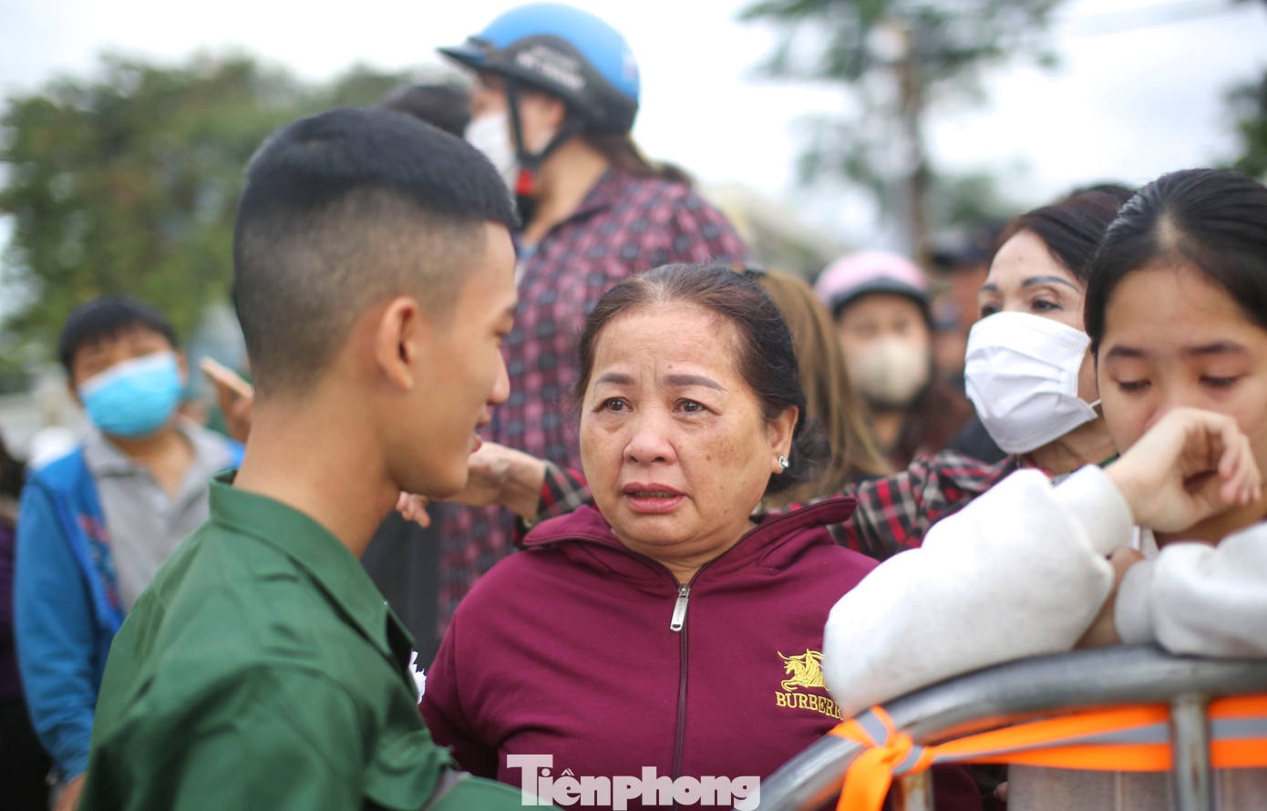 Người thân gia đình dặn dò, động viên các thanh niên trước khi lên đường nhập ngũ, thực hiện nghĩa vụ với Tổ quốc. Ảnh: Trương Định