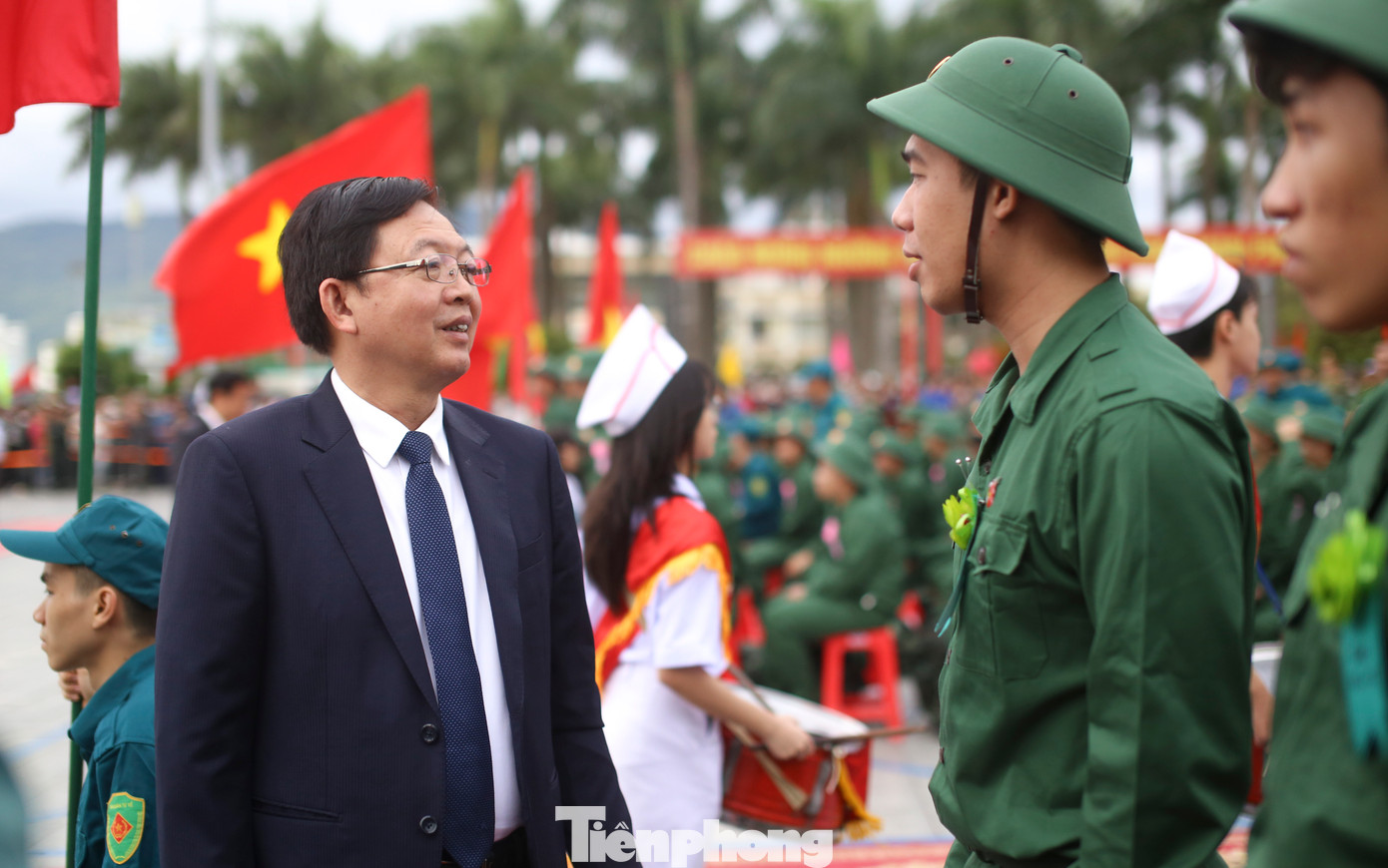 Ông Hồ Quốc Dũng - Bí thư Tỉnh ủy Bình Định trò chuyện với thanh niên trước giờ lên đường nhập ngũ. Ảnh: Trương Định