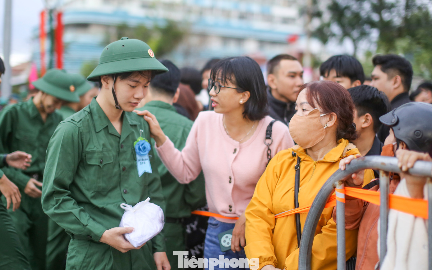 Người thân gia đình dặn dò, động viên các thanh niên trước khi lên đường nhập ngũ, thực hiện nghĩa vụ với Tổ quốc. Ảnh: Trương Định