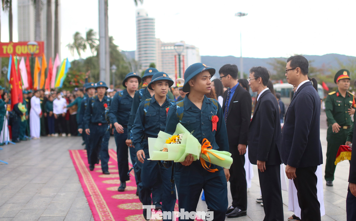 Thanh niên hăng hái lên đường nhập ngũ. Ảnh: Trương Định