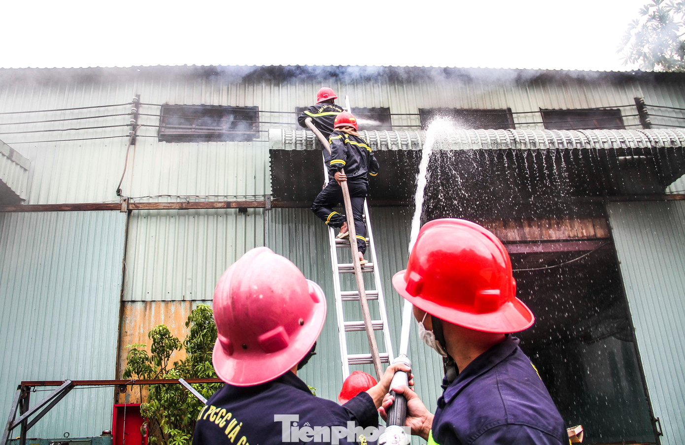 Ngọn lửa bùng phát và lan nhanh nên công tác chữa cháy gặp rất nhiều khó khăn. Ảnh: Trương Định