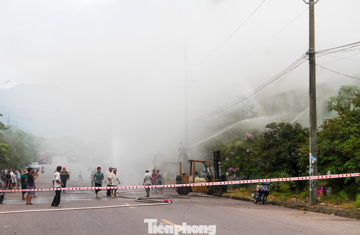 Khoảng hơn 9h sáng 3/7, đám cháy lớn đã xảy tại Công ty Hoàng Phát (Khu Công nghiệp Phú Tài, phường Trần Quang Diệu, TP Quy Nhơn). Công nhân tại đây cho hay, khi vừa hết giờ nghỉ, họ phát hiện ngọn lửa bùng phát nên hô hoán mọi người dập lửa và báo cơ quan chức năng. Ảnh: Trương Định