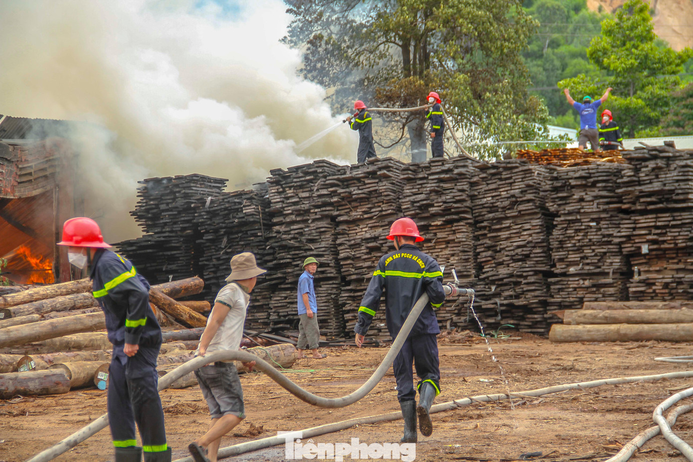 Ghi nhận tại hiện trường vụ cháy, đến 11h trưa cùng ngày (3/7) công tác chữa cháy vẫn đang được tiến hành. Ảnh: Trương Định