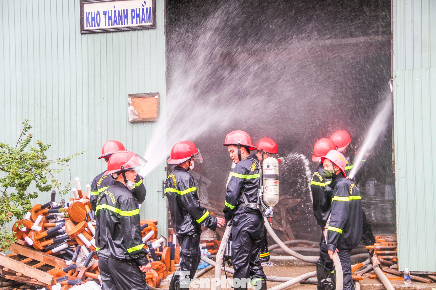 Kho thành phẩm của công ty bị cháy. Ảnh: Trương Định