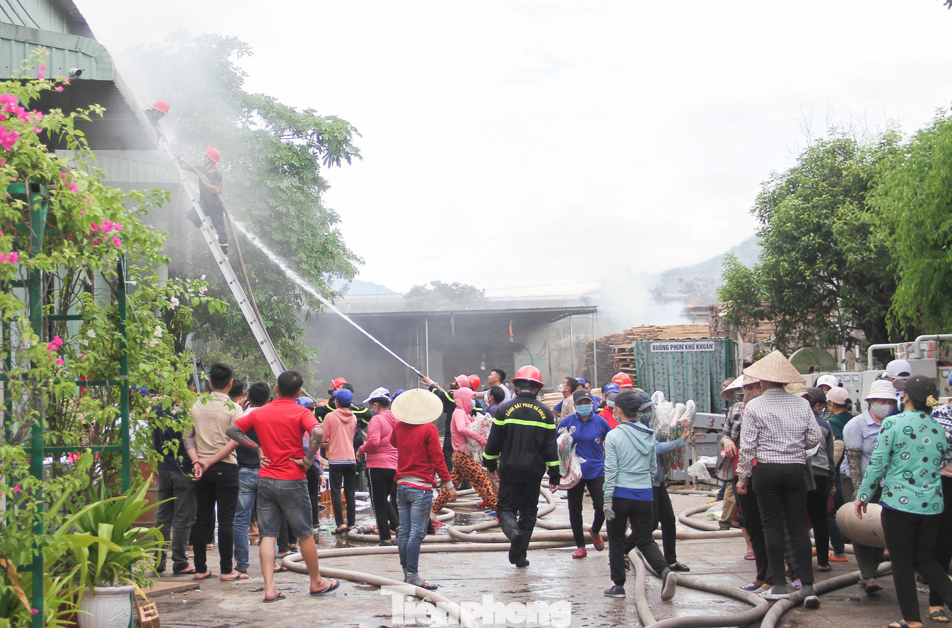 Các công nhân cũng cố gắng di dời những tài sản ra bên ngoài để hạn chế thiệt hại. Hiện nguyên nhân vụ cháy đang được cơ quan chức năng điều tra làm rõ. Ảnh: Trương Định