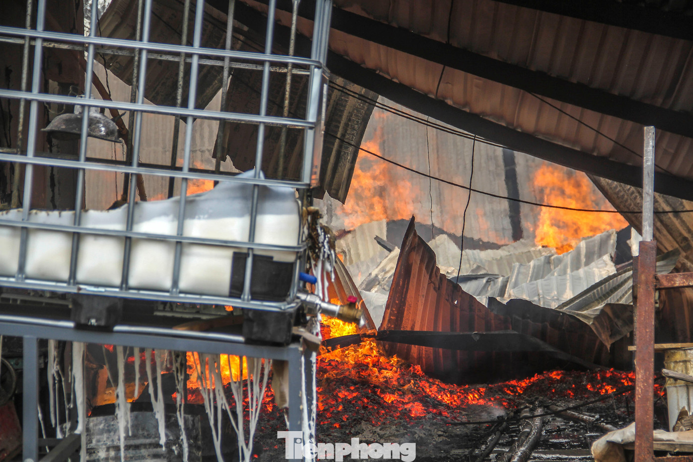 Do chứa nhiều vật liệu dễ cháy nên ngọn lửa bùng phát dữ dội. Ảnh: Trương Định