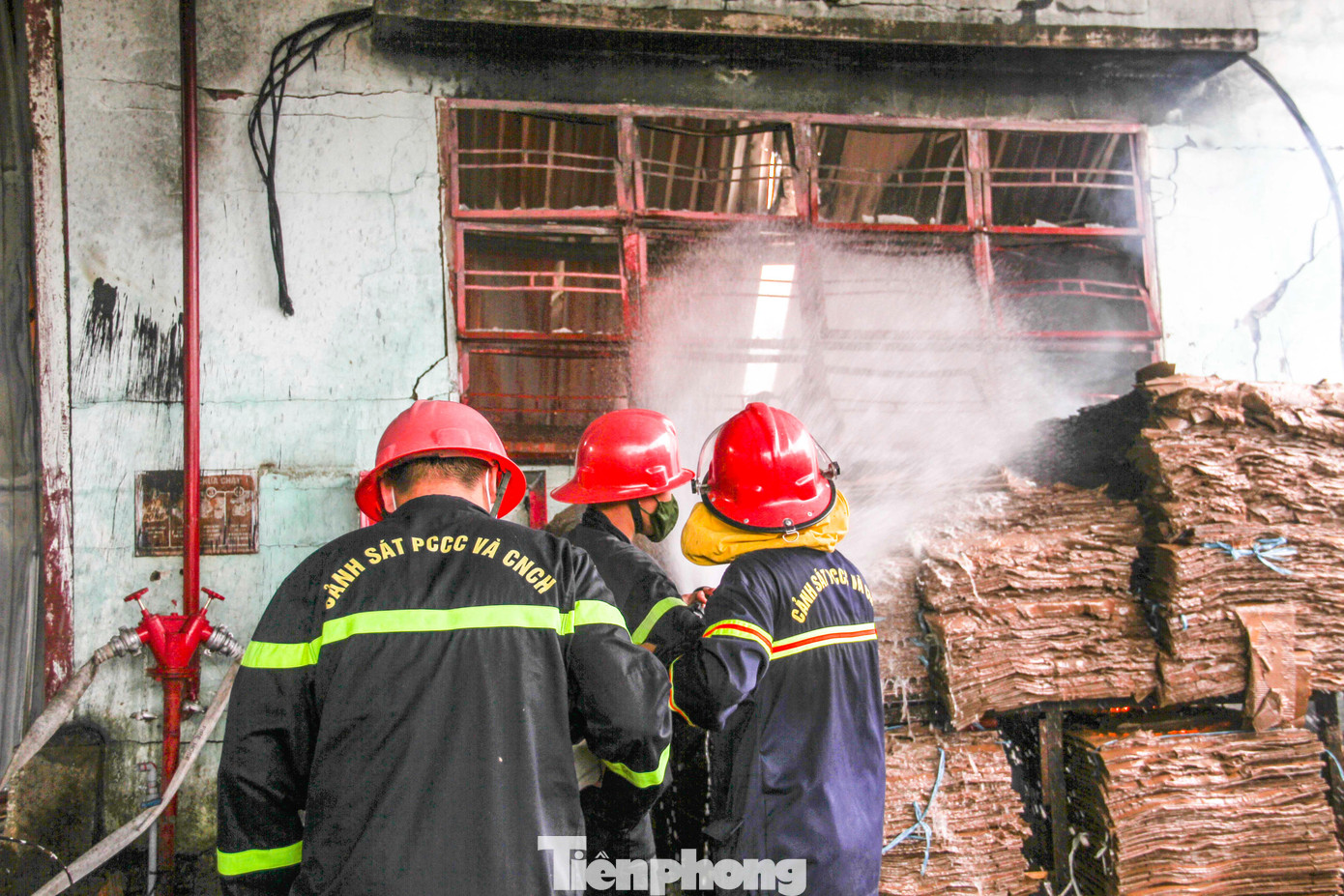 Tiếp nhận thông tin, phòng Cảnh sát PCCC&amp;CNCH (Công an tỉnh Bình Định) đã huy động hàng chục phương tiện chữa cháy cùng hàng trăm cán bộ chiến sĩ tới hiện trường triển khai công tác dập lửa. Ảnh: Trương Định