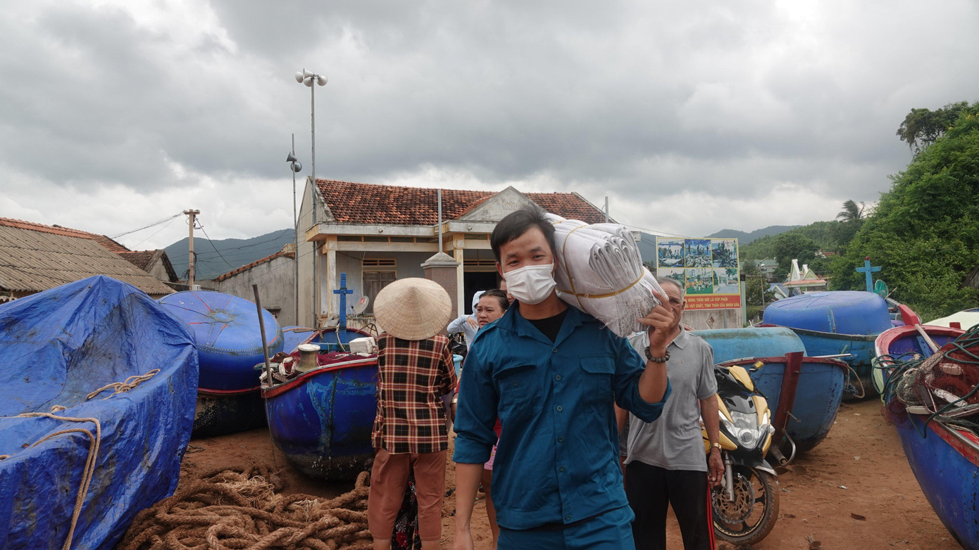 Các lực lượng địa phương hỗ trợ người dân phòng chống báo.