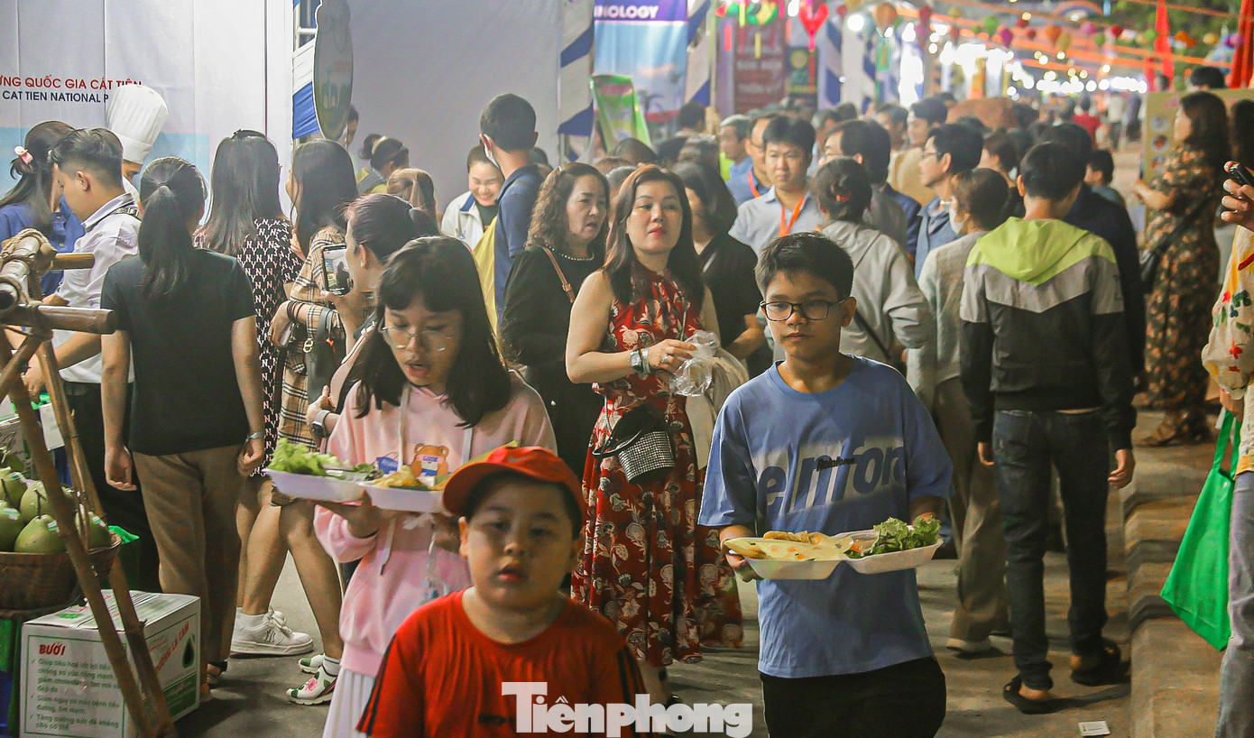 Dòng người chen chân đến thưởng thức đặc sản ẩm thực tại lễ hội.