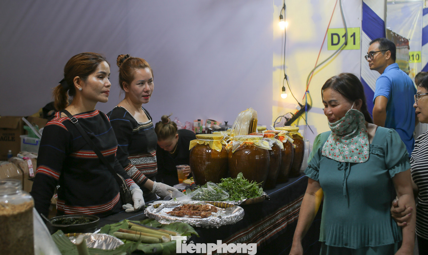 Lễ hội quy tụ 54 gian hàng, trong đó 42 gian giới thiệu các món ẩm thực tiêu biểu, đặc sắc của Bình Định, 12 tỉnh thành khác và Quận Yongsan (Hàn Quốc). Ngoài ra còn có 11 gian giới thiệu 50 sản phẩm OCOP của Bình Định gắn với ẩm thực.